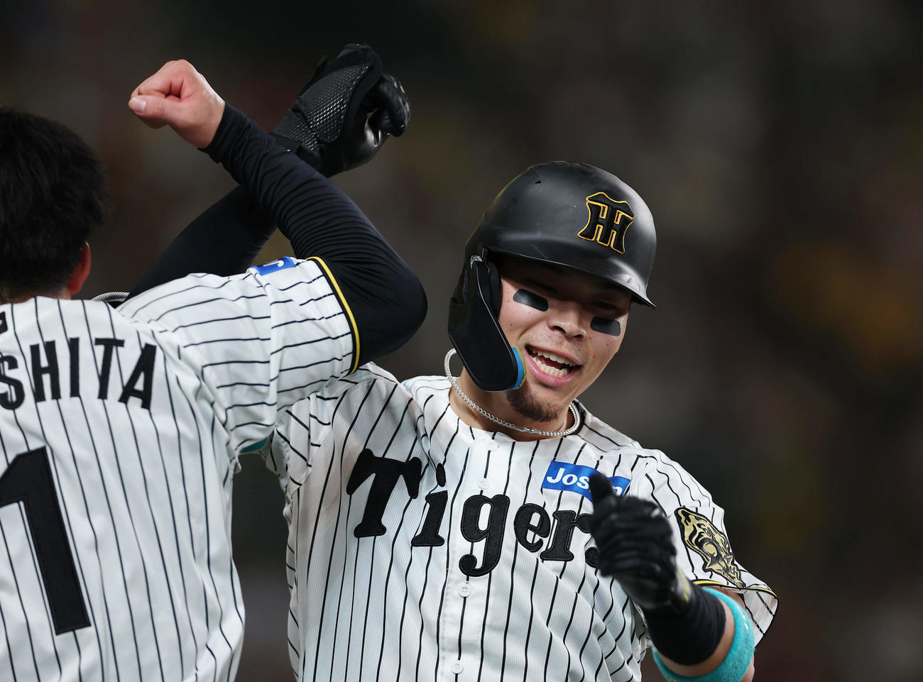 阪神対巨人　8回裏阪神1死、2者連続となる左越え本塁打を放ち、森下（左）に迎えられる佐藤輝（撮影・前田充）