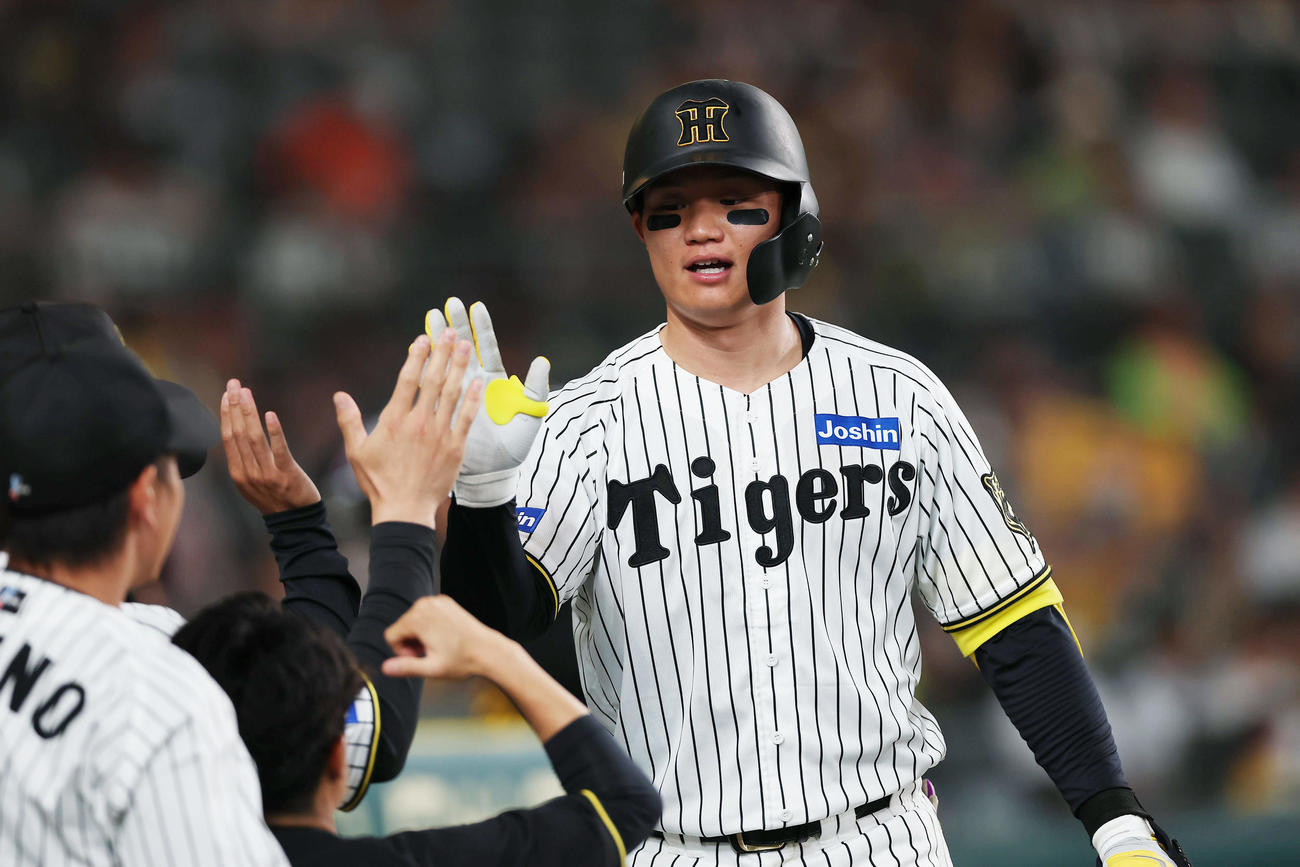 阪神対巨人　8回裏阪神1死、左越え本塁打を放ち、ナインに迎えられる森下（撮影・前田充）