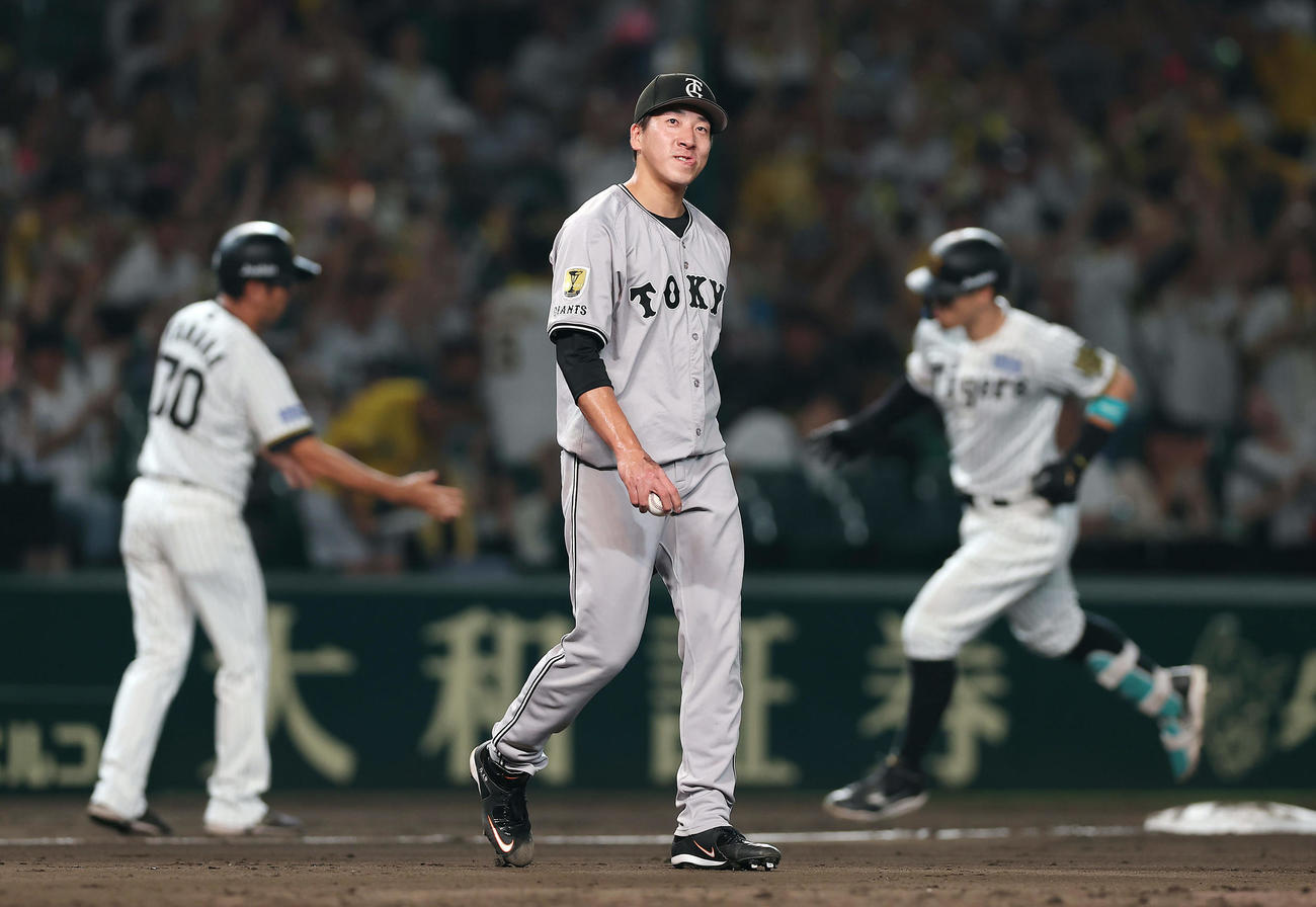 阪神対巨人　8回裏阪神1死、佐藤輝に2者連続となる左越え本塁打を浴びた大勢（撮影・前田充）