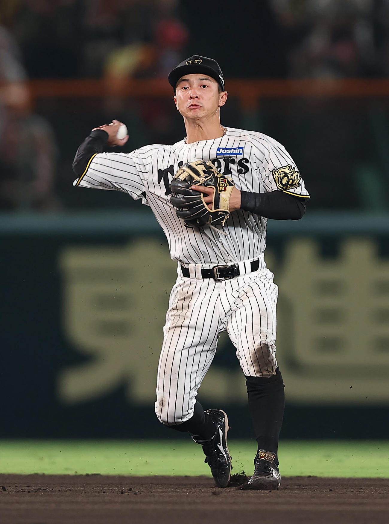 6回表巨人1死二塁、リチャードの打球で好守を見せる遊撃手熊谷（撮影・前田充）