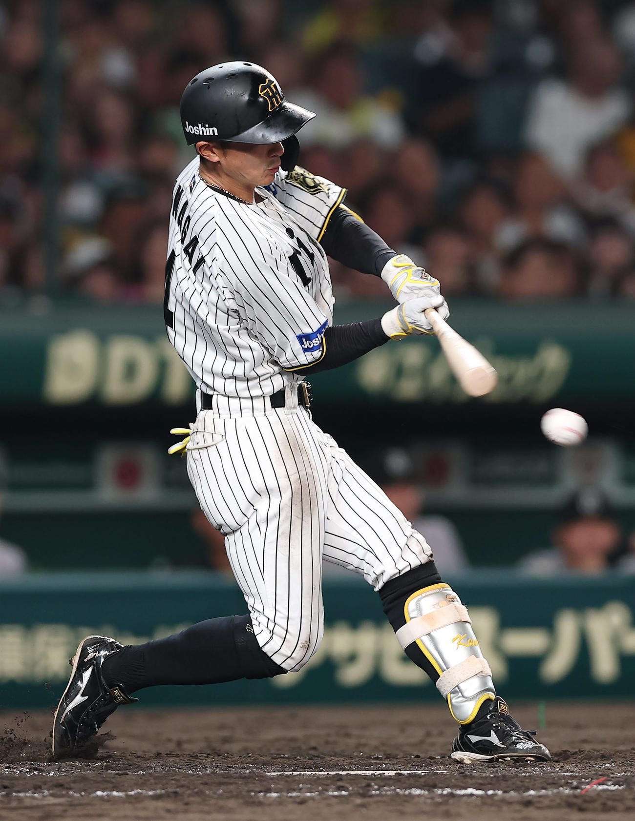 阪神対巨人　5回裏阪神無死一塁、左前打を放つ熊谷（撮影・前田充）