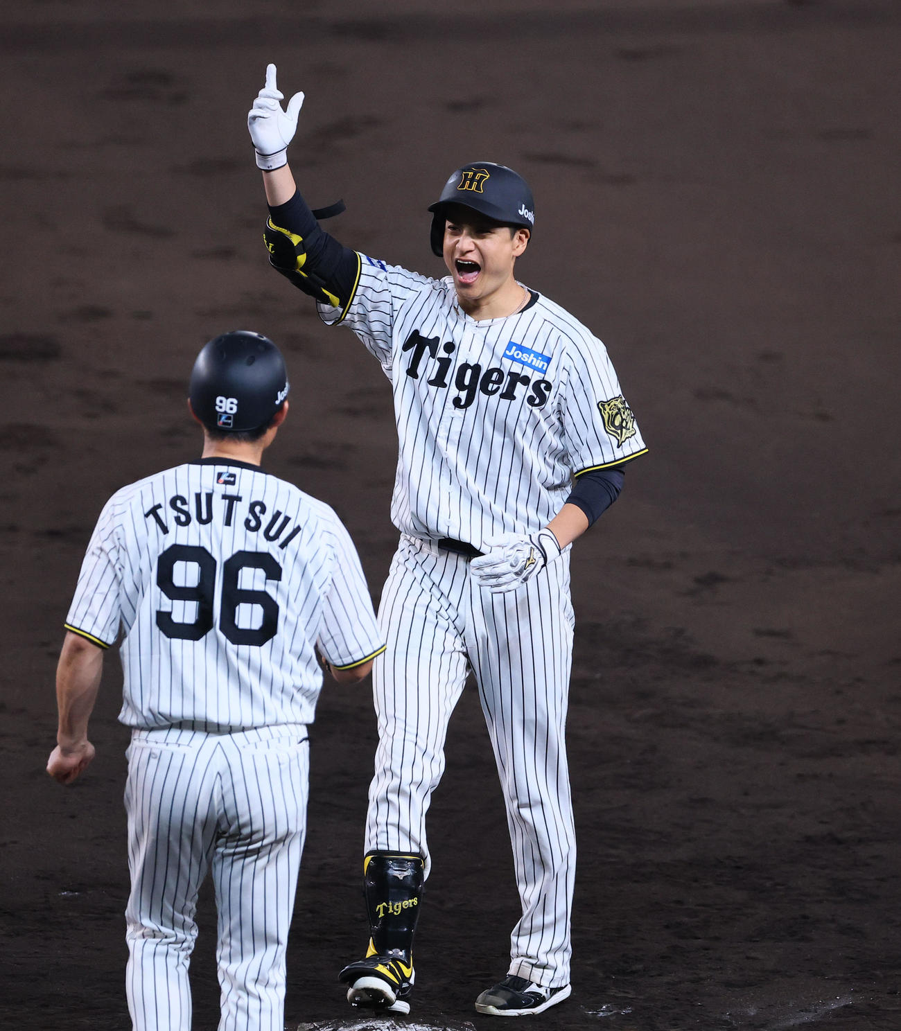 阪神対巨人　5回裏阪神1死満塁、中前適時打を放ち喜ぶ大竹（撮影・藤尾明華）