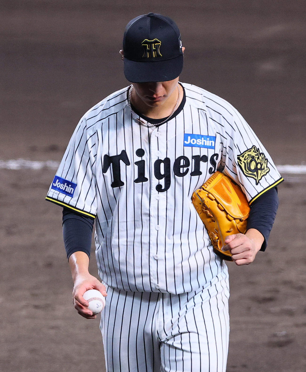 阪神対巨人　6回表巨人1死満塁、治療のためベンチに戻る阪神大竹。そのまま降板となる（撮影・藤尾明華）
