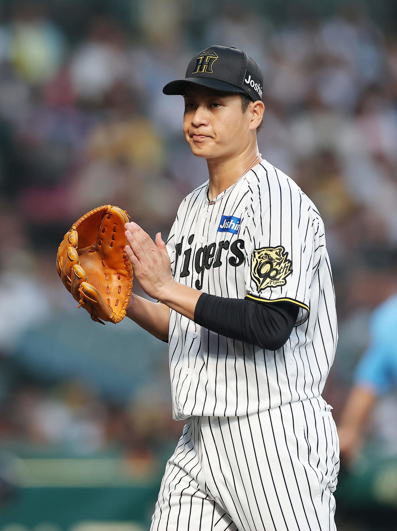 阪神対巨人　2回表を投げ終え、グラブをたたいてベンチへ戻る阪神大竹（撮影・前田充）