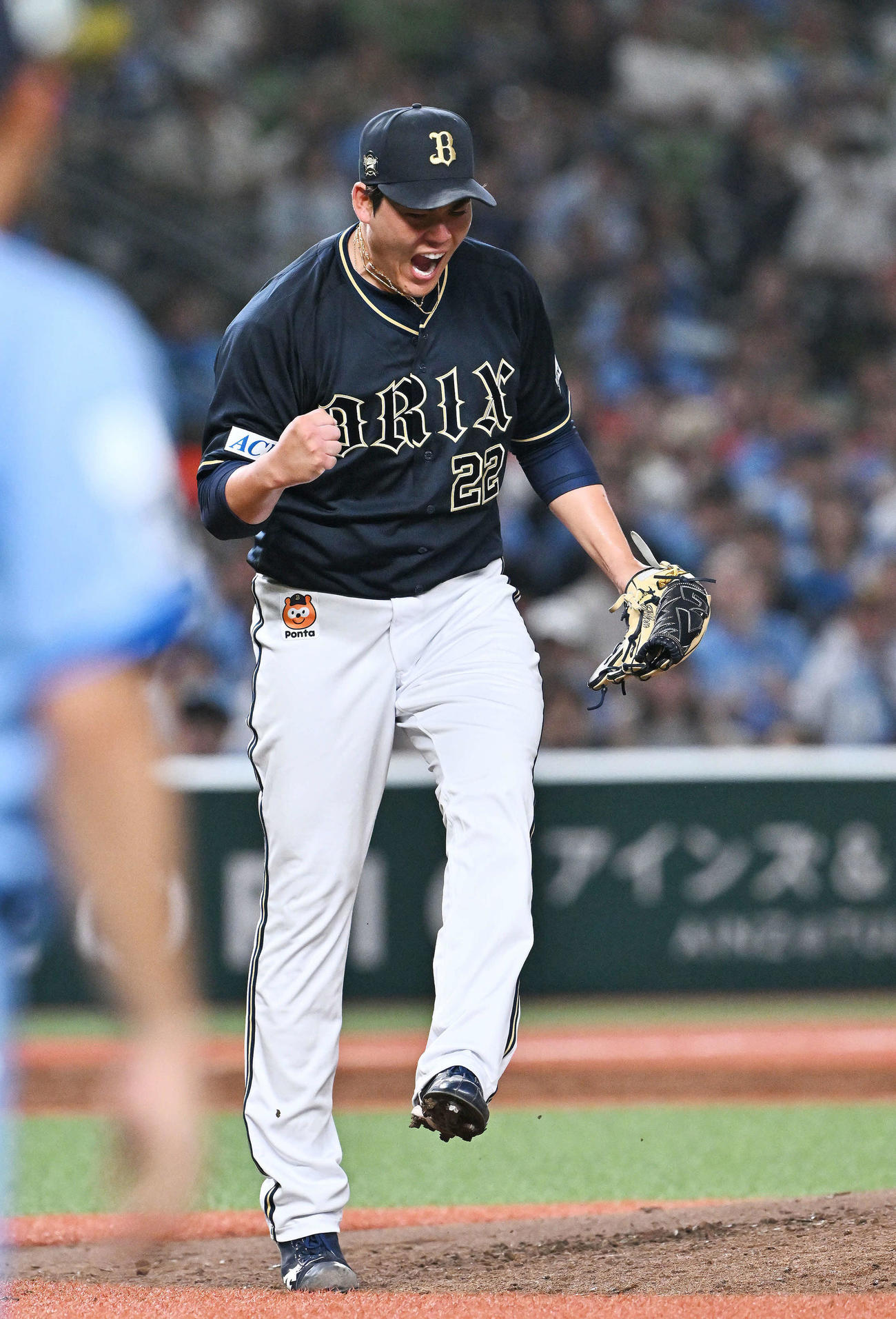 西武対オリックス　4回裏西武2死二塁、渡部聖を空振り三振に仕留め雄たけびを上げる九里（撮影・滝沢徹郎）