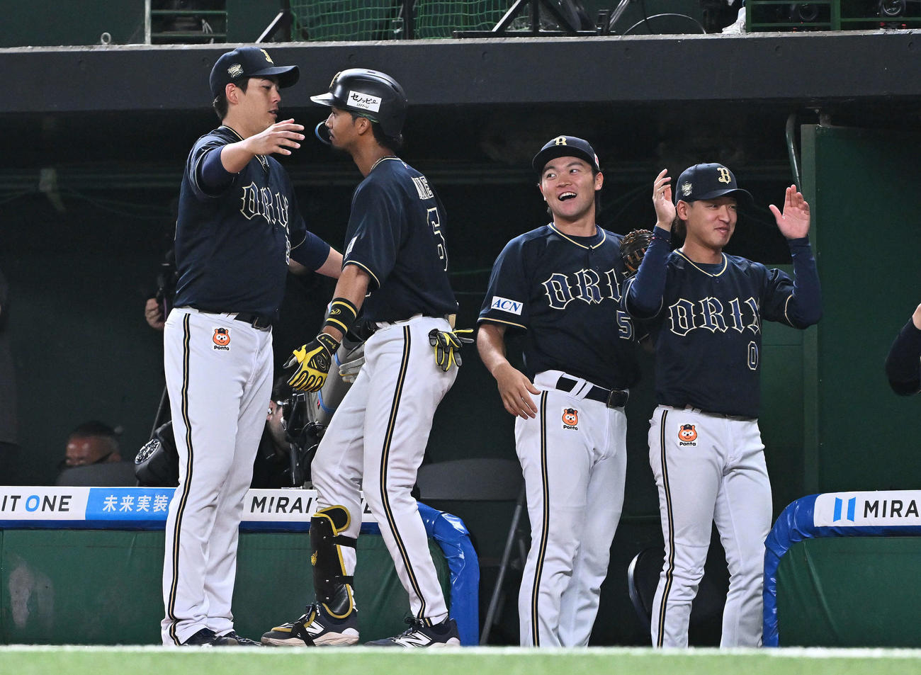 西武対オリックス　2回表オリックス1死一、三塁、先制3点本塁打を放った宗（左から2人目）を迎える九里（左）（撮影・滝沢徹郎）