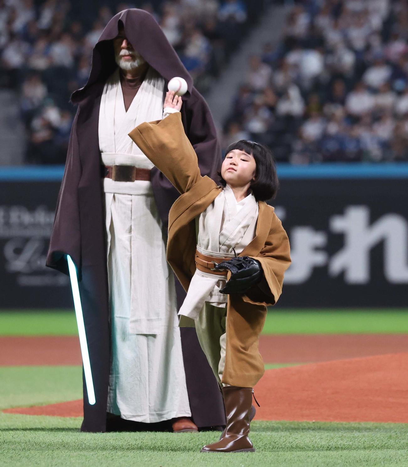 日本ハム対楽天　スター・ウォーズの衣装でファーストピッチセレモニーに登場の永尾柚乃（撮影・黒川智章）