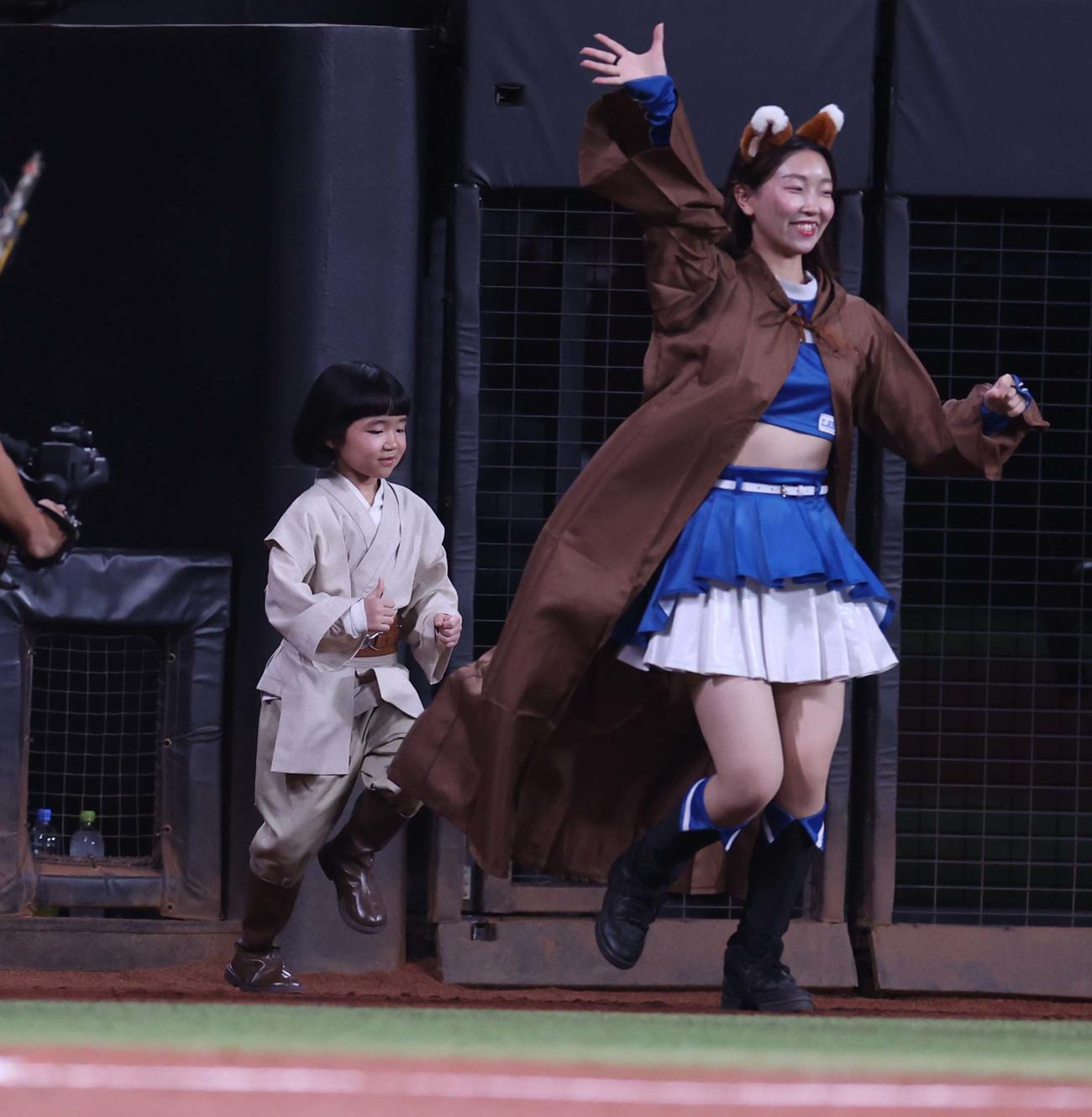 日本ハム対楽天　きつねダンスに登場の永尾柚乃（撮影・黒川智章）
