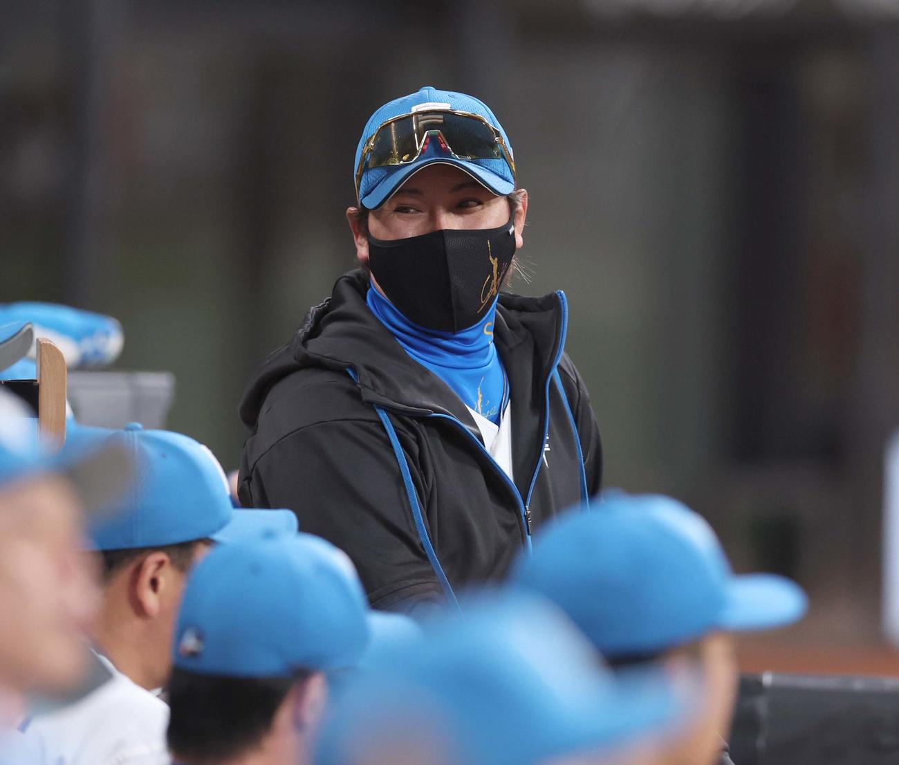日本ハム対楽天　ベンチで笑顔の新庄監督（撮影・黒川智章）