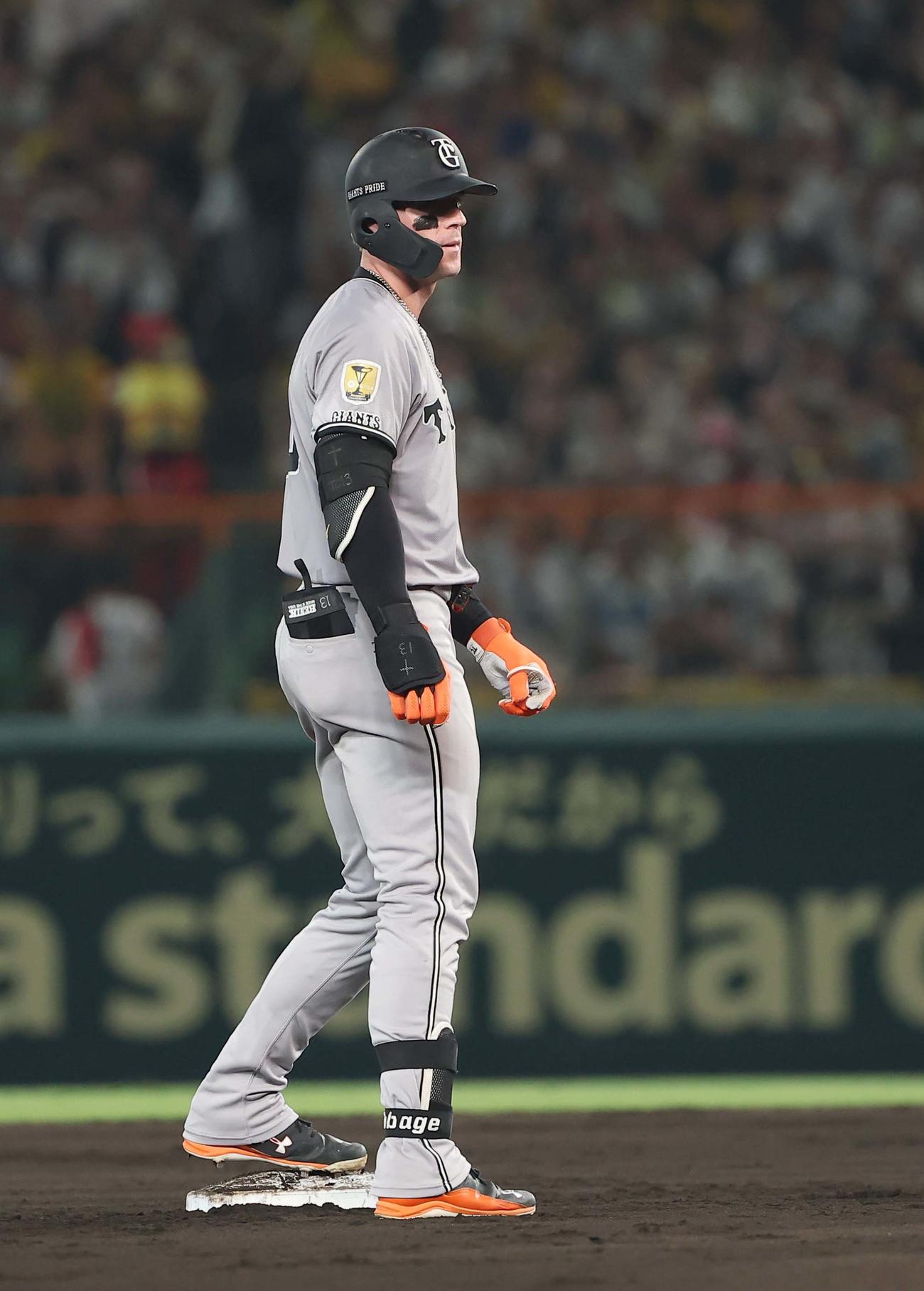 阪神対巨人　6回表巨人1死満塁、キャベッジは3点適時二塁打を放つ（撮影・上田博志）