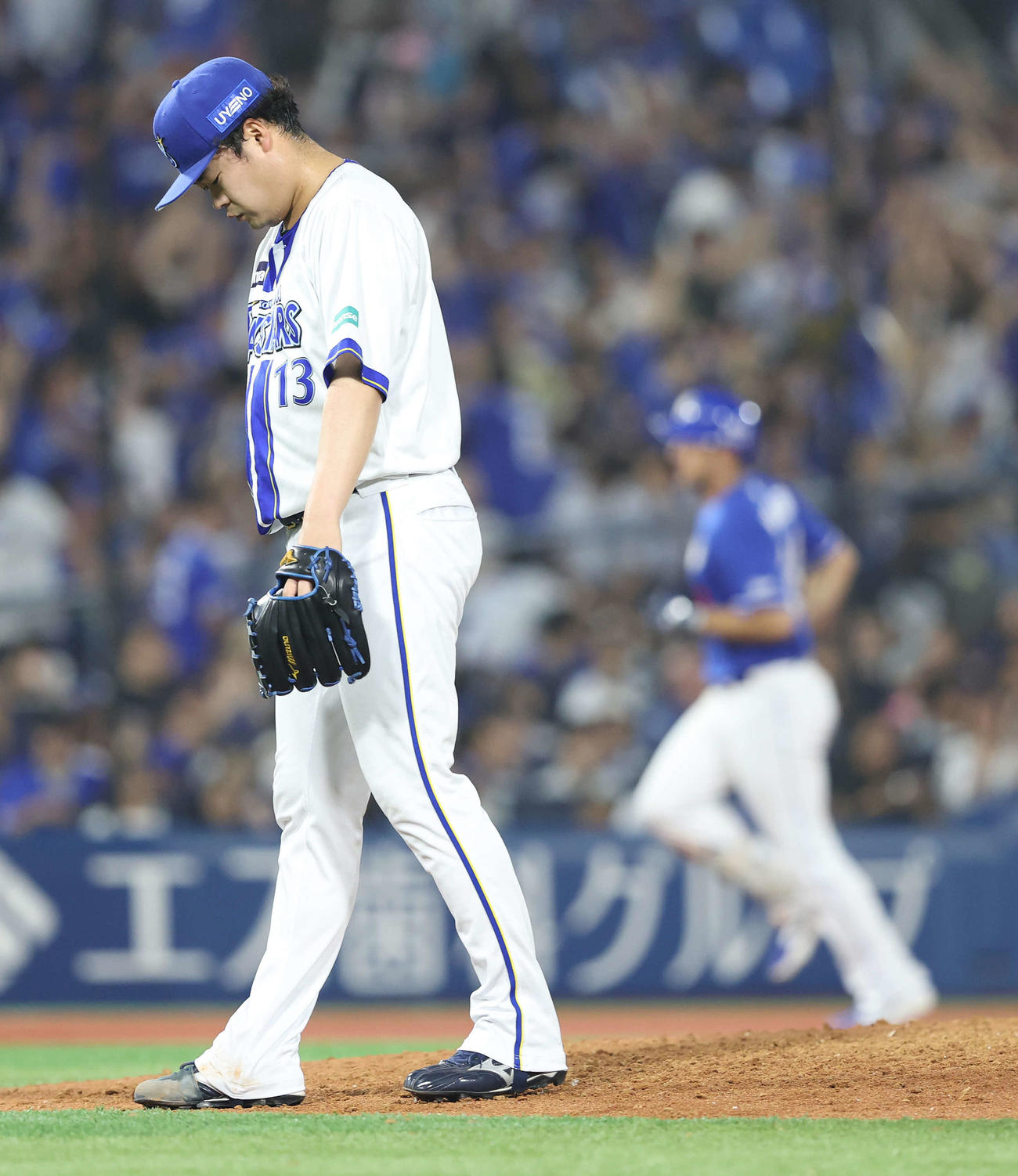 DeNA対中日　9回表中日無死一塁、ボスラーに右中間2点本塁打を浴びる伊勢（撮影・河田真司）