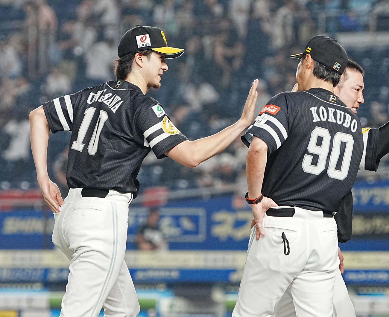 ロッテ対ソフトバンク　今季10勝目を挙げたソフトバンク先発の上沢（左）は小久保監督とハイタッチ（撮影・小沢裕）