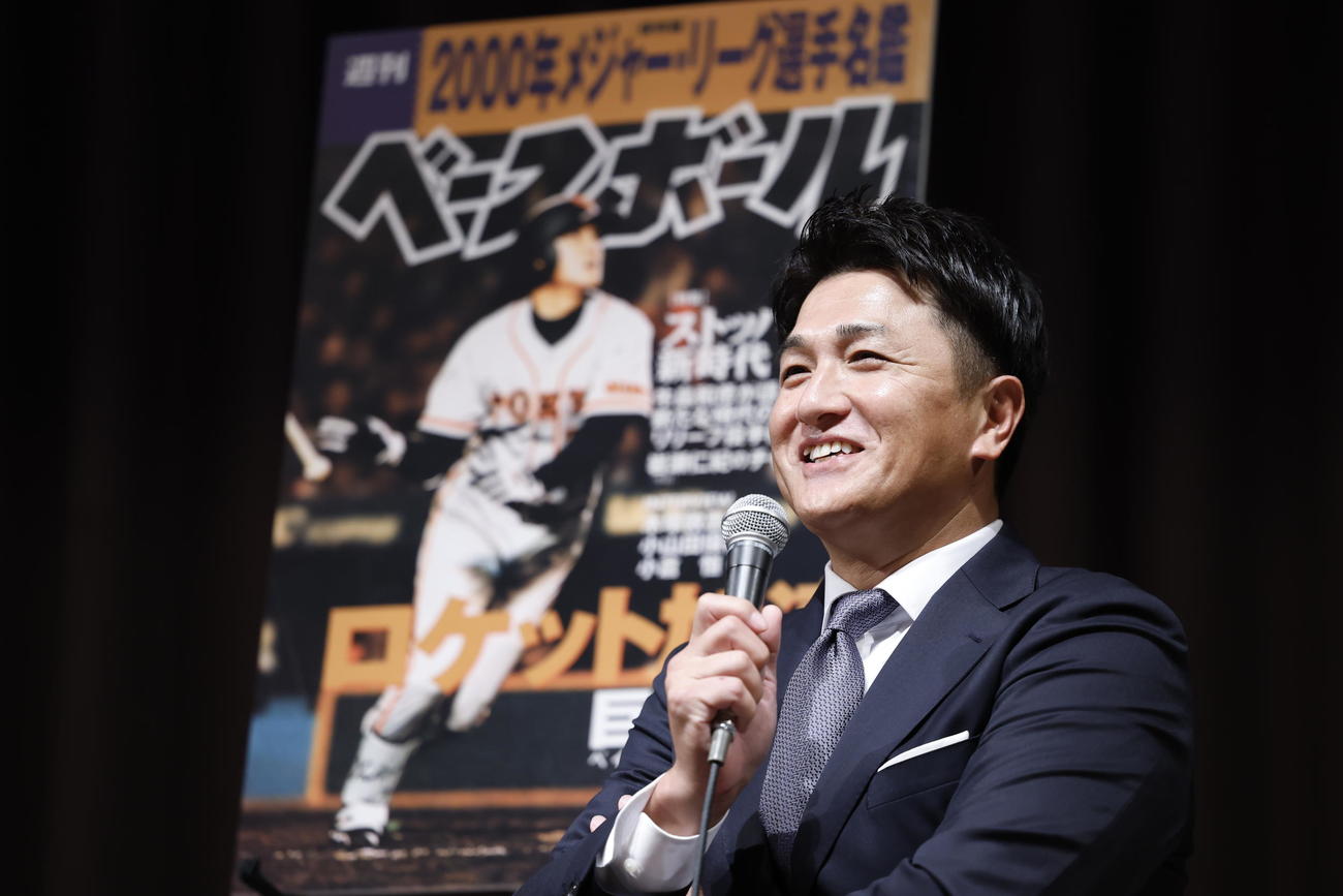 トークショーで笑顔の高橋氏（（C）ベースボール・マガジン社）