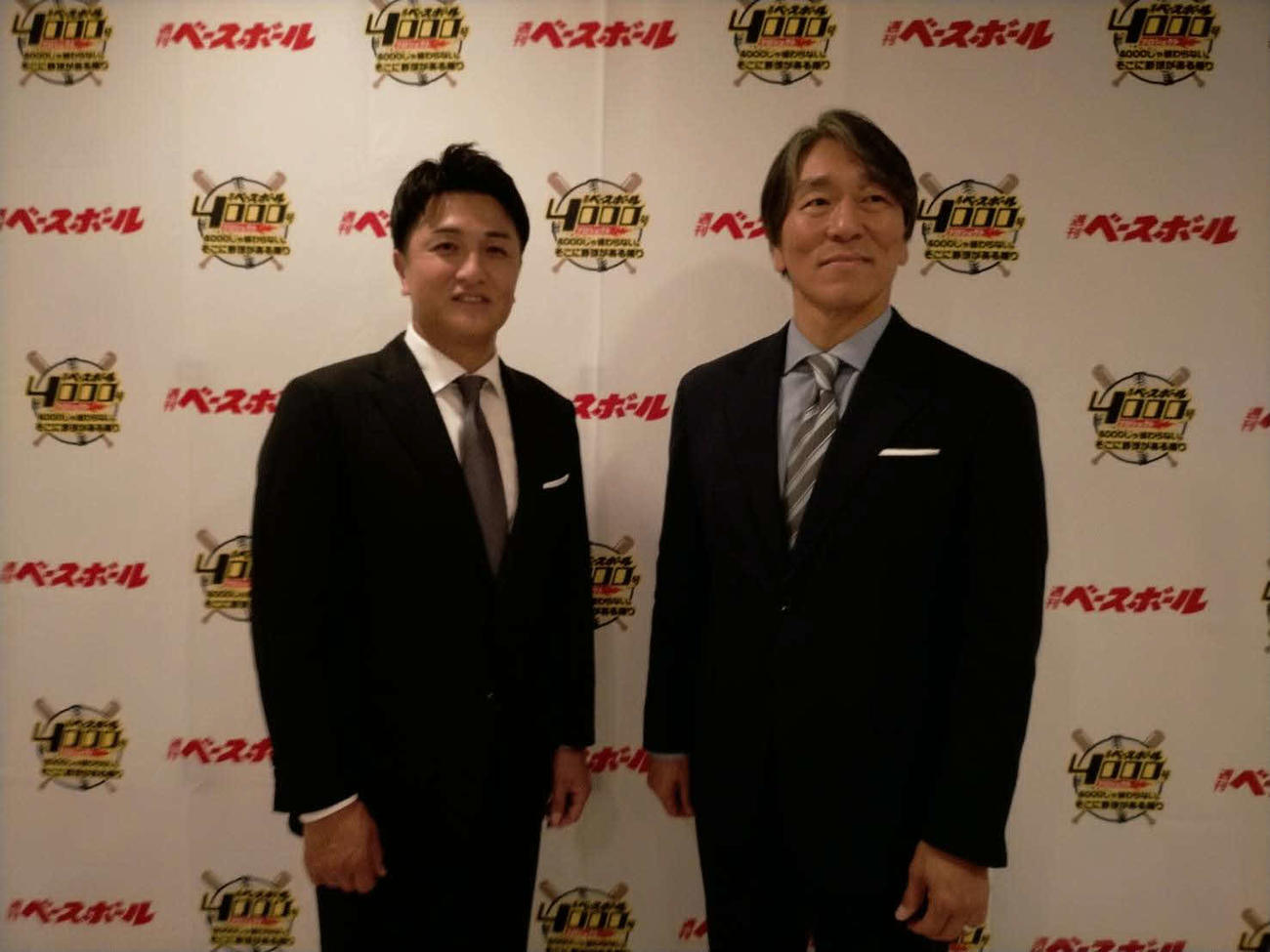 トークショーを終え取材に応じた松井氏と高橋氏（左）