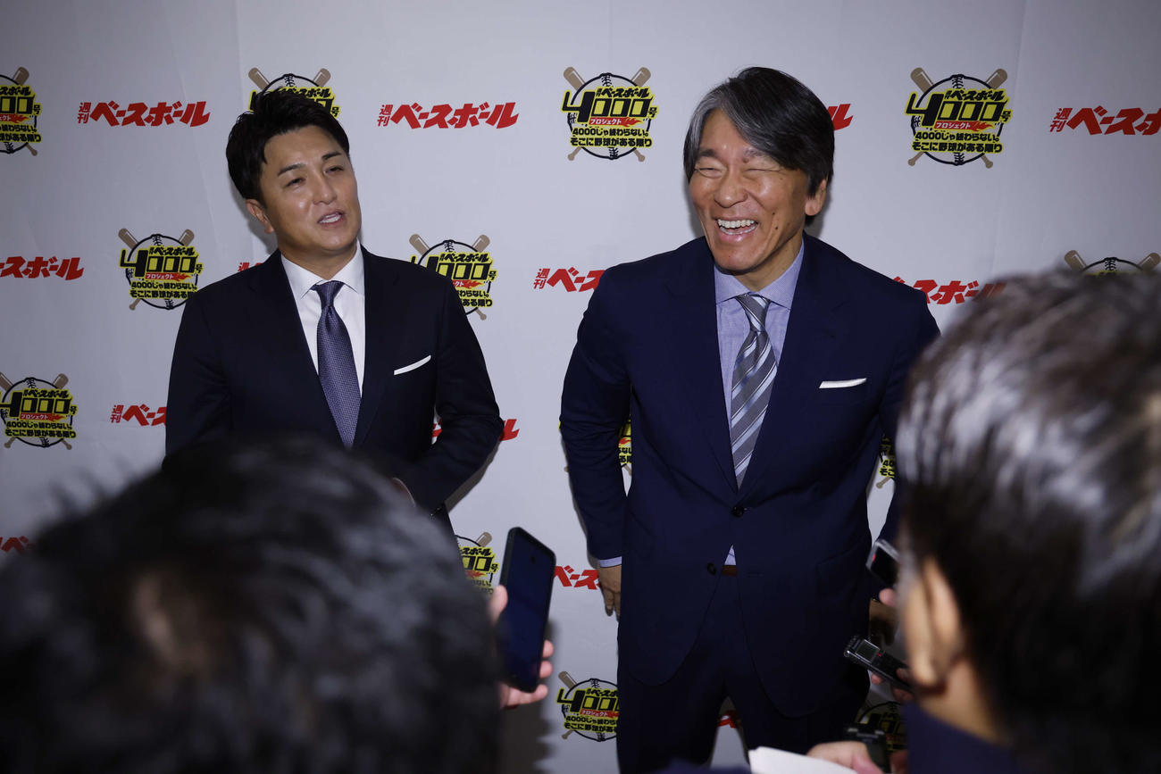 トークショー後の囲み取材で笑顔の松井氏と高橋氏（左）（C）ベースボール・マガジン社