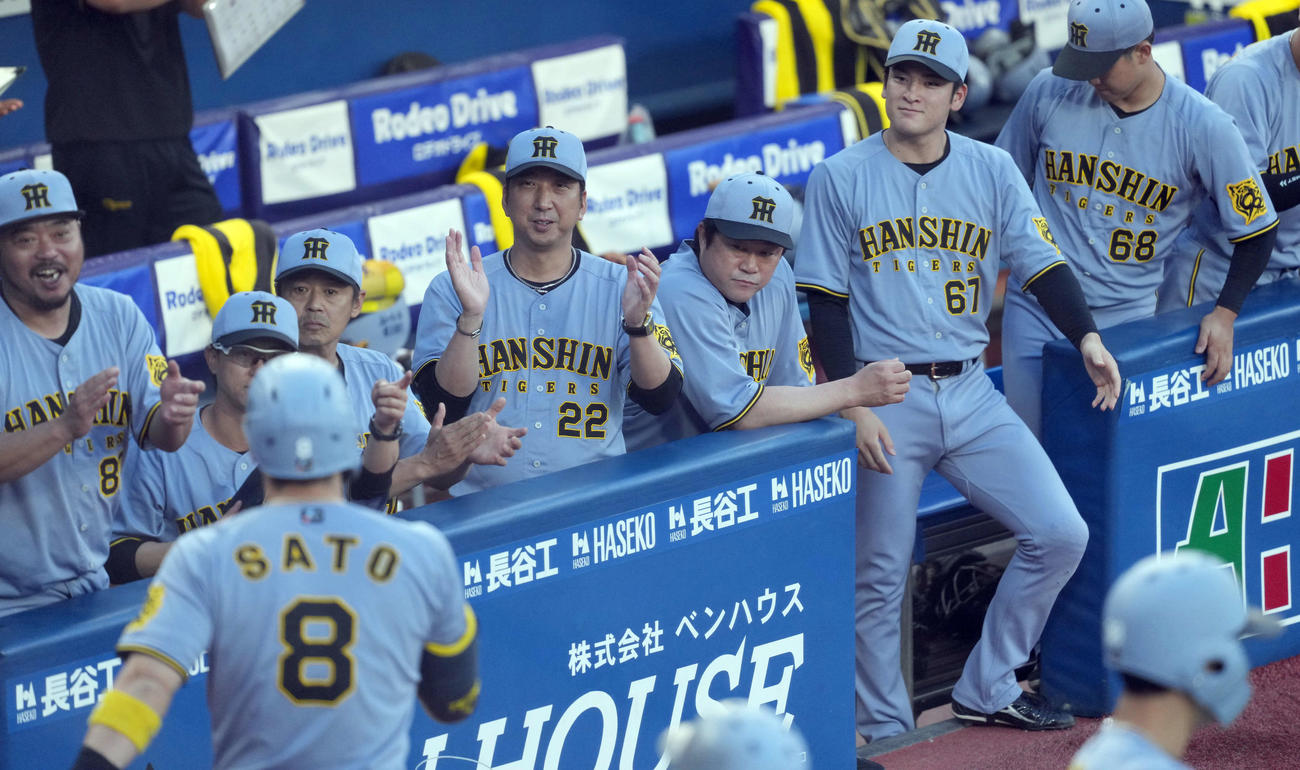 25年8月28日　DeNA対阪神　1回表阪神2死二塁、先制の2点本塁打を放った佐藤輝を迎える藤川監督（撮影・たえ見朱実）