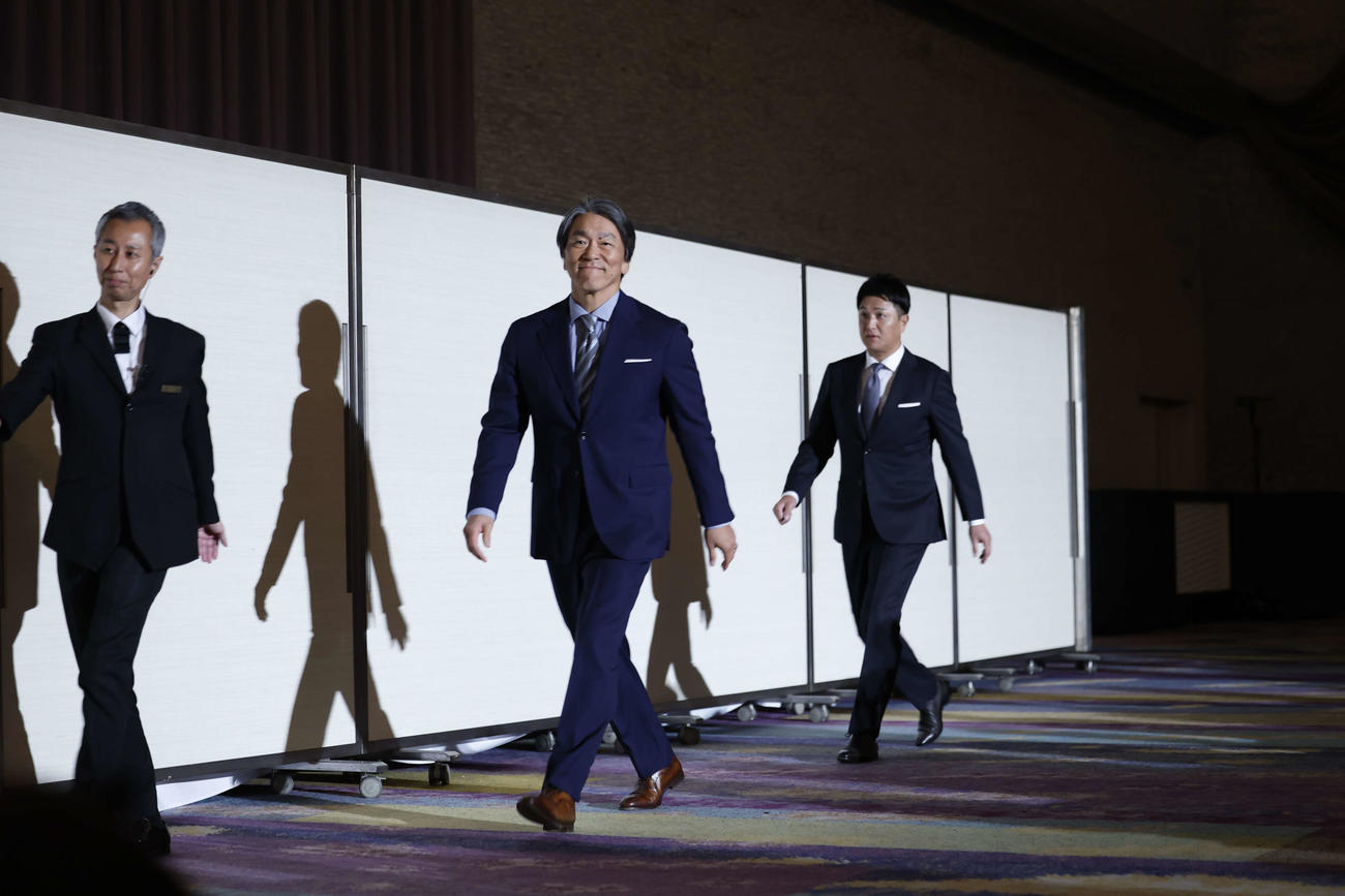 トークショーで入場する松井氏と高橋氏（右）（C）ベースボール・マガジン社