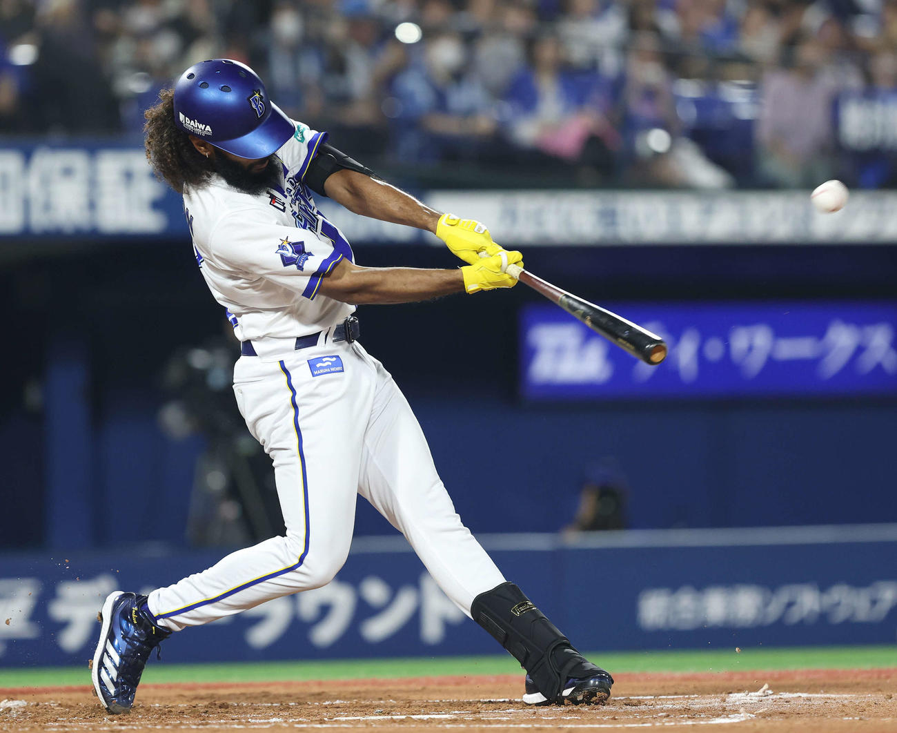 DeNA対中日　2回裏DeNA2死一、三塁、左中間先制3点本塁打を放つジャクソン（撮影・河田真司）