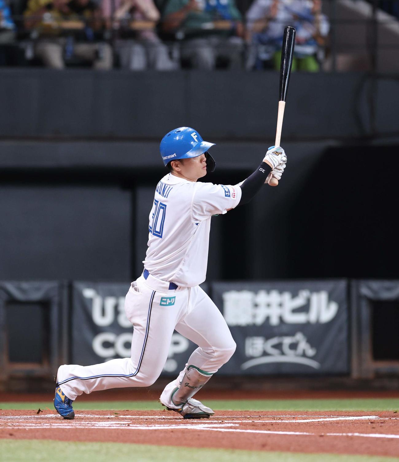日本ハム対楽天　1回裏日本ハム1死三塁、左越え適時二塁打を放つ郡司（撮影・黒川智章）