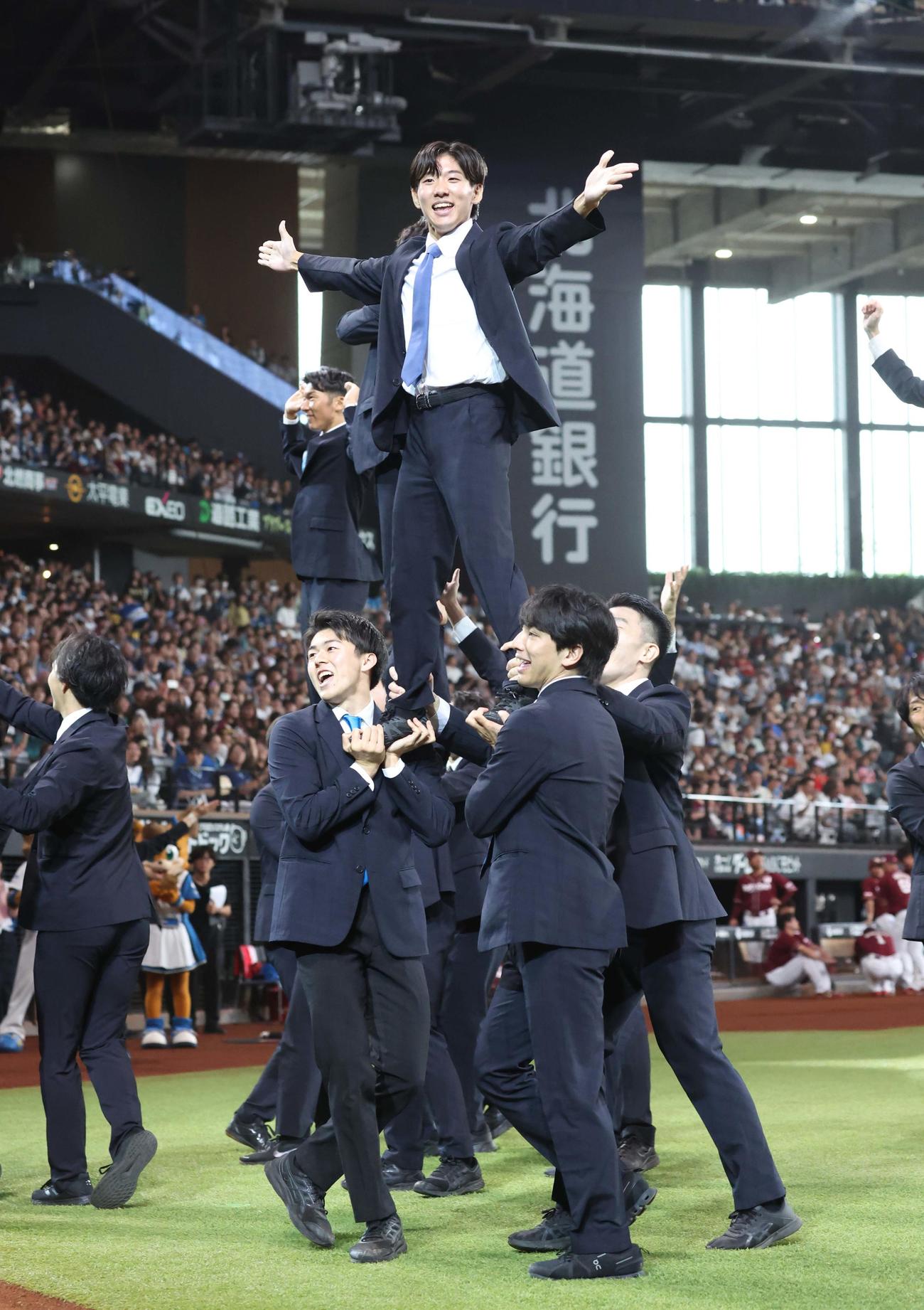 日本ハム対楽天　試合前に行われたチアリーマンズのパフォーマンス（撮影・黒川智章）