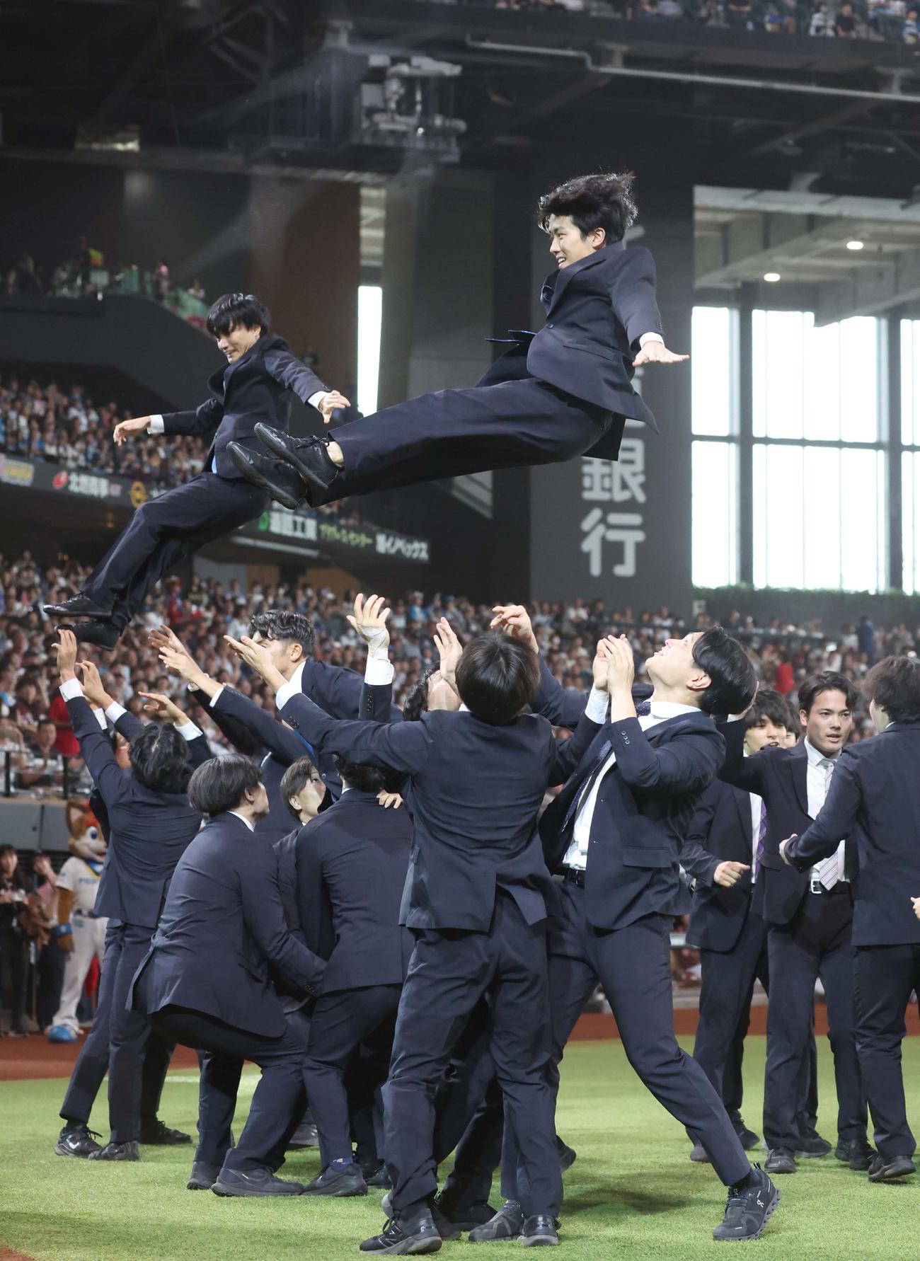 日本ハム対楽天　試合前に行われたチアリーマンズのパフォーマンス（撮影・黒川智章）