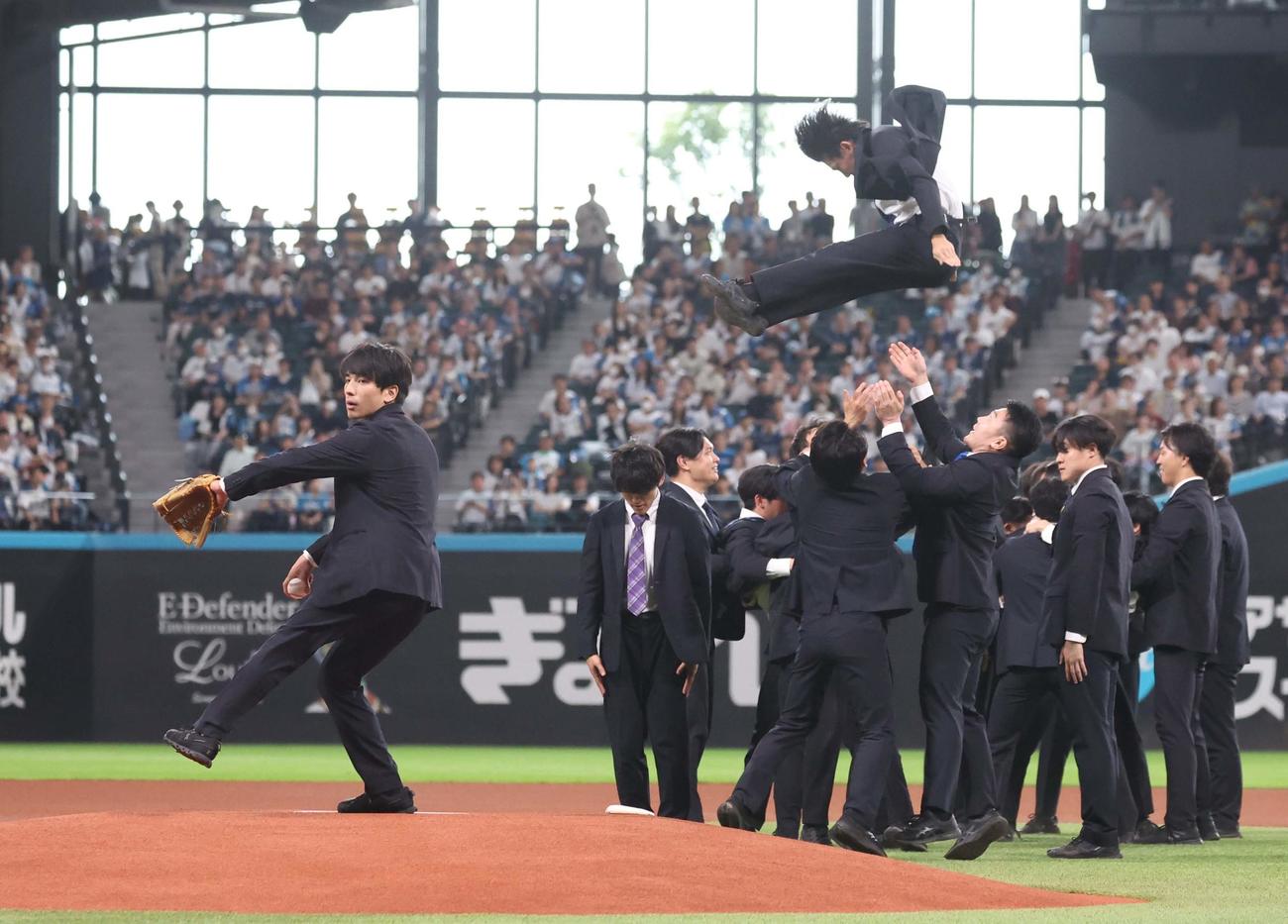 日本ハム対楽天　ファーストピッチセレモニーで投球するチアリーマンズ（撮影・黒川智章）