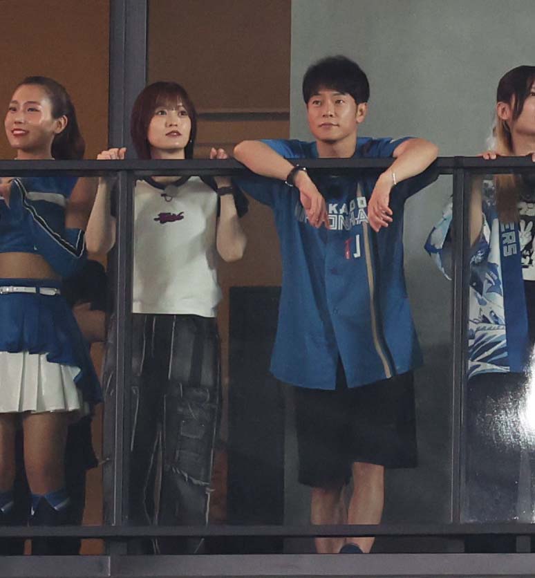 日本ハム対楽天　試合を見る陣内智則と山本彩（撮影・黒川智章）
