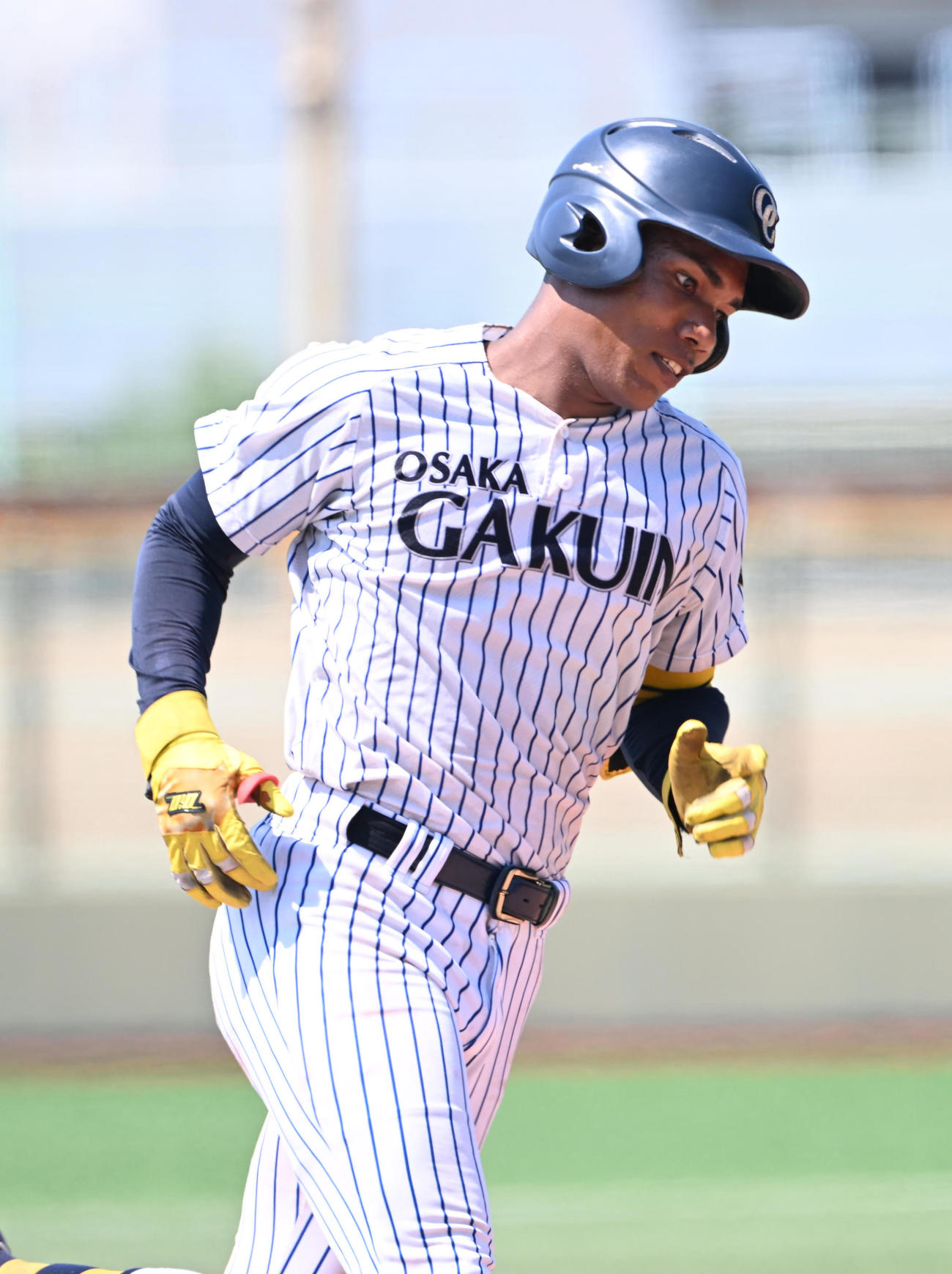 大商大対大院大　4回裏大院大無死、右中間にソロ本塁打を放ち1周するエドポロ・ケイン（撮影・和賀正仁）