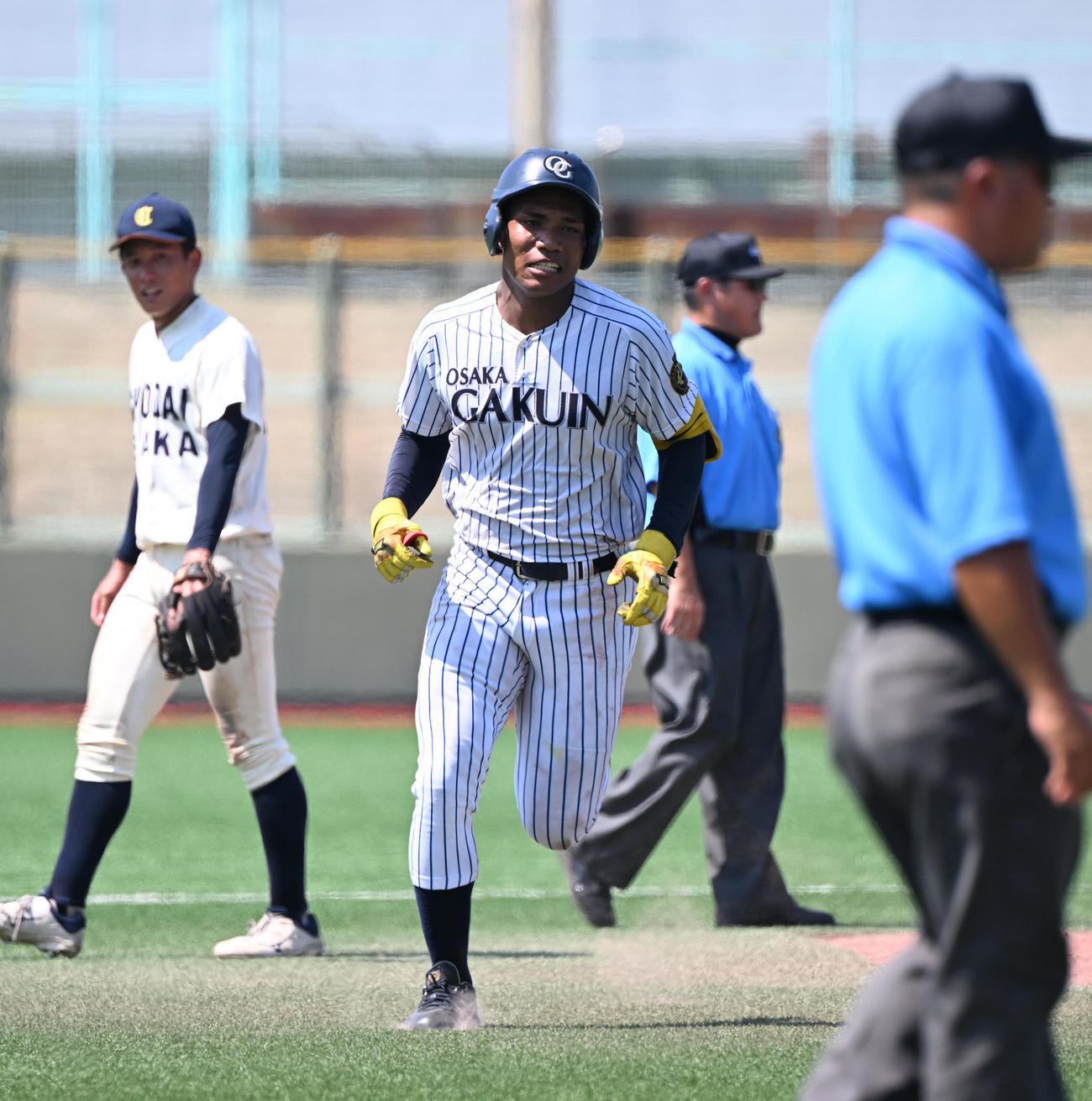 大商大対大院大　4回裏大院大無死、右中間にソロ本塁打を放ち1周するエドポロ・ケイン（撮影・和賀正仁）