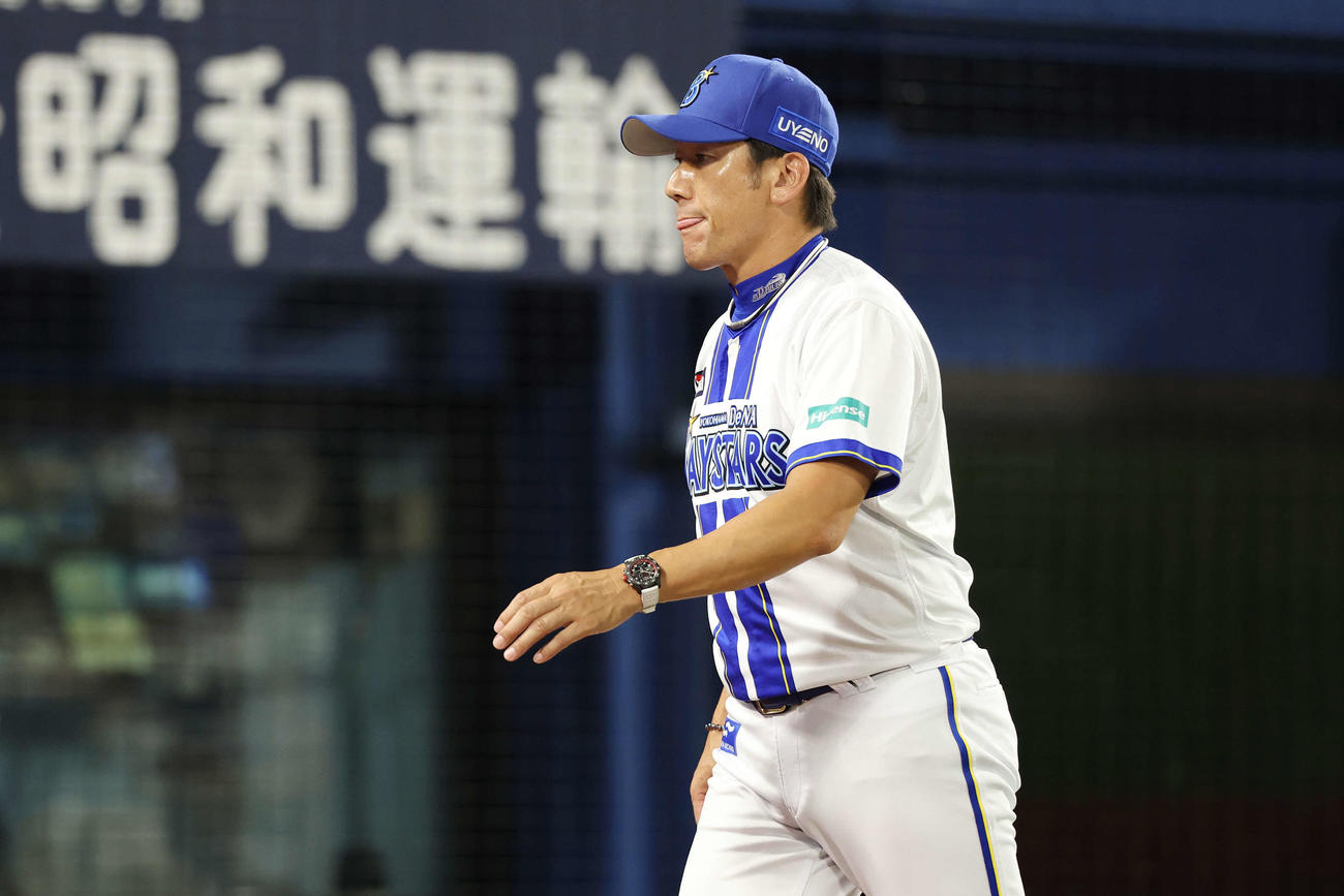 厳しい表情のDeNA三浦大輔監督（2025年8月8日撮影）