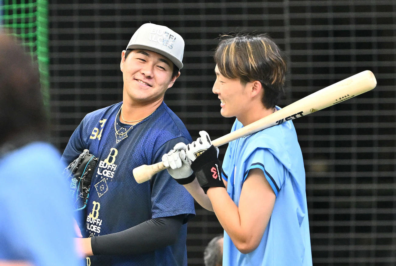 西武対オリックス　試合前練習で談笑するオリックス川瀬（左）と西武源田（撮影・滝沢徹郎）