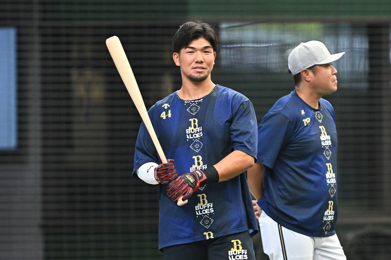 西武対オリックス　試合前練習するオリックス頓宮（撮影・滝沢徹郎）