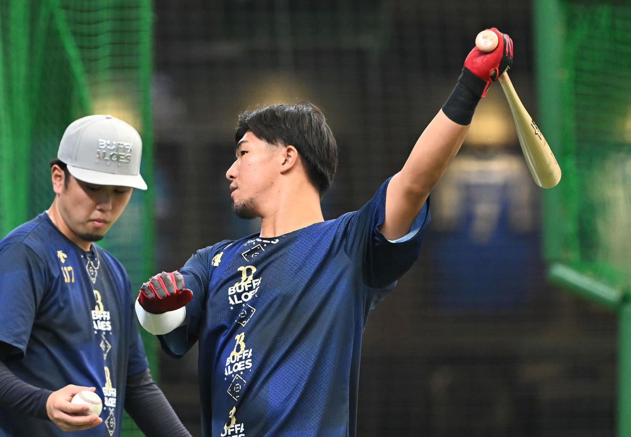 西武対オリックス　試合前練習するオリックス頓宮（撮影・滝沢徹郎）