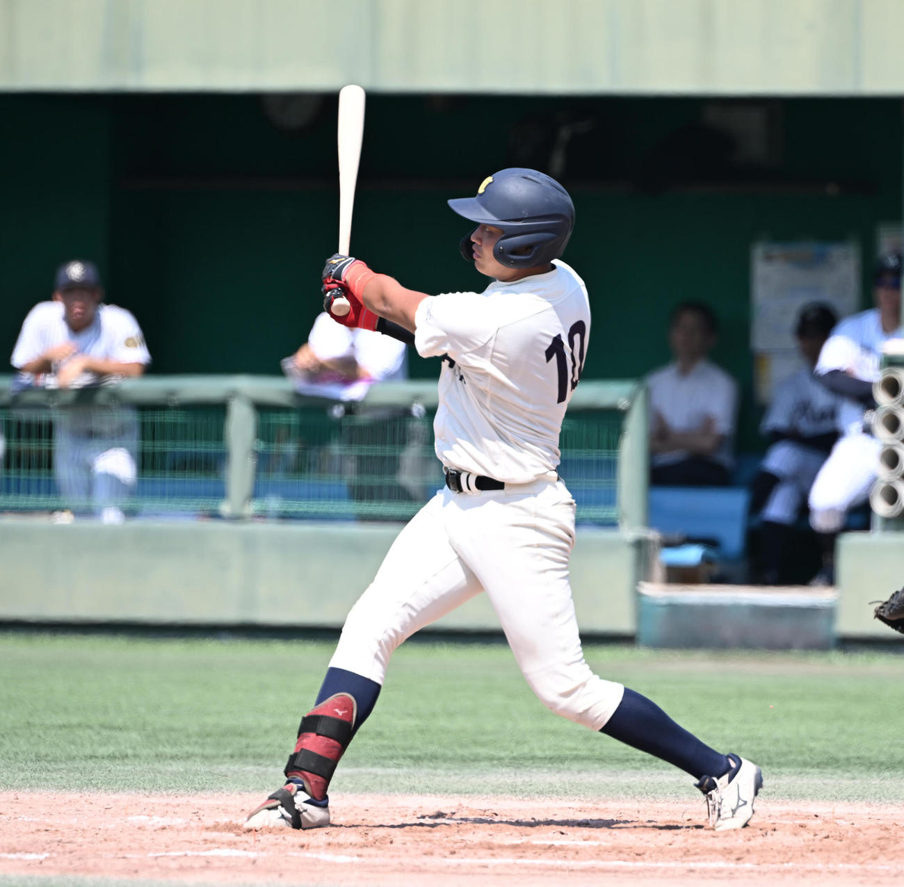 大商大対大院大　3回表大商大2死一、二塁、右中間に3点本塁打を放つ真鍋（撮影・和賀正仁）