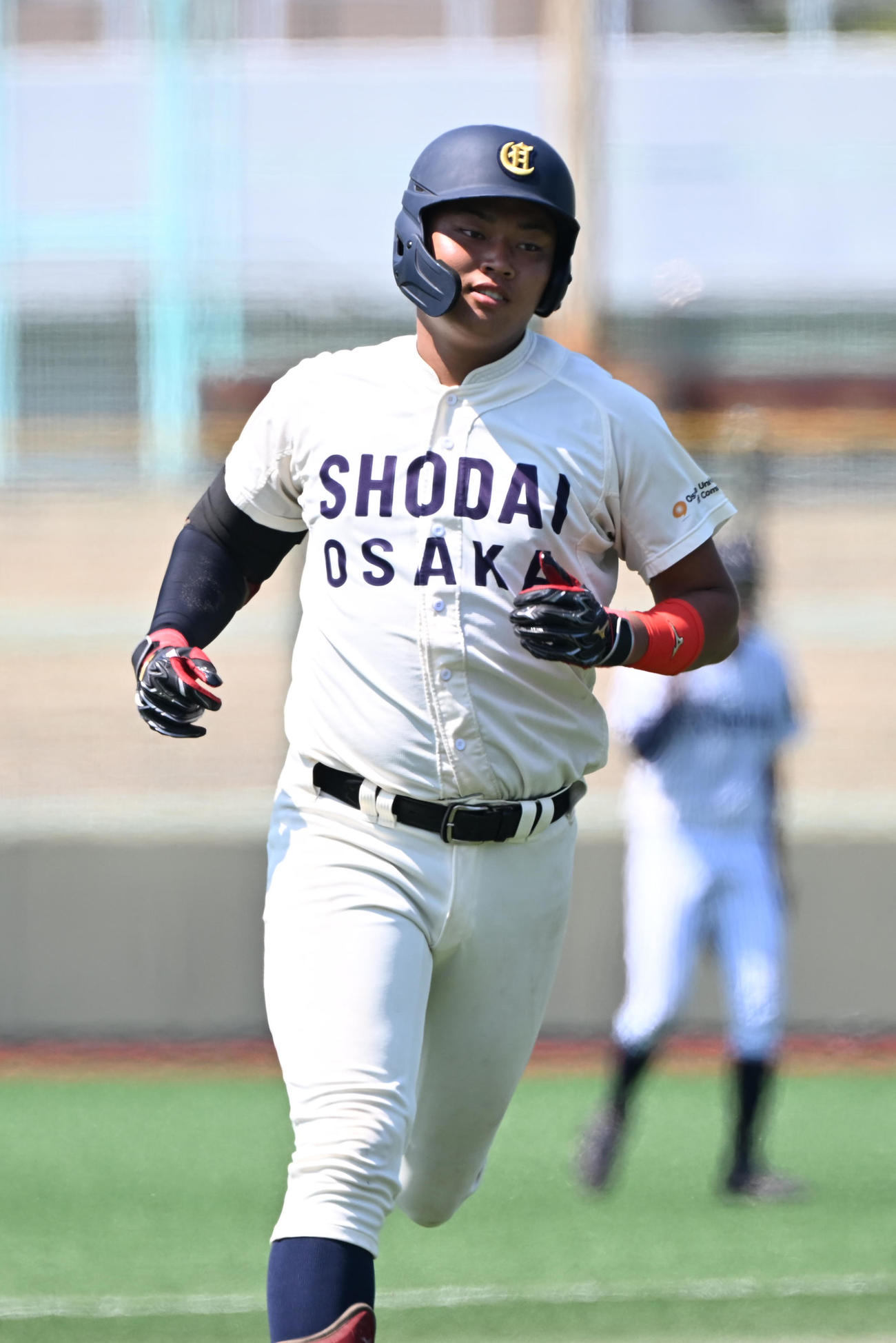 大商大対大院大　3回表大商大2死一、二塁、右中間に3点本塁打を放ち二塁を回る真鍋（撮影・和賀正仁）