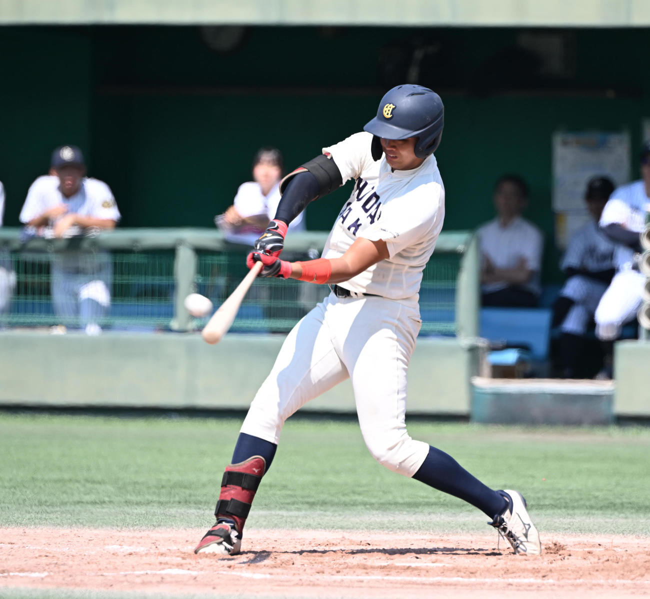 大商大対大院大　3回表大商大2死一、二塁、右中間に3点本塁打を放つ真鍋（撮影・和賀正仁）