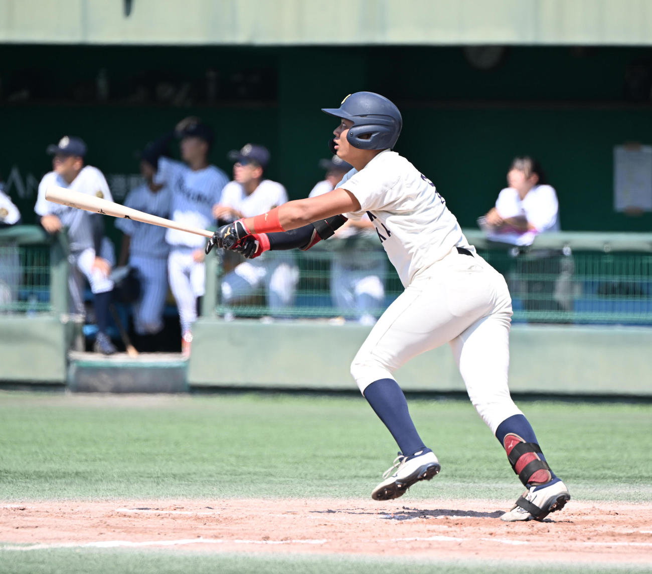 大商大対大院大　3回表大商大2死一、二塁、右中間に3点本塁打を放つ真鍋（撮影・和賀正仁）