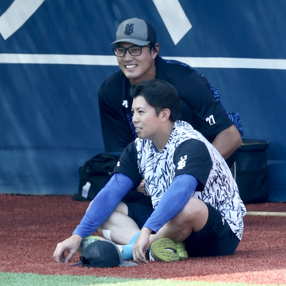 DeNA対中日　試合前、東（手前）と言葉を交わすDeNA藤浪（撮影・河田真司）