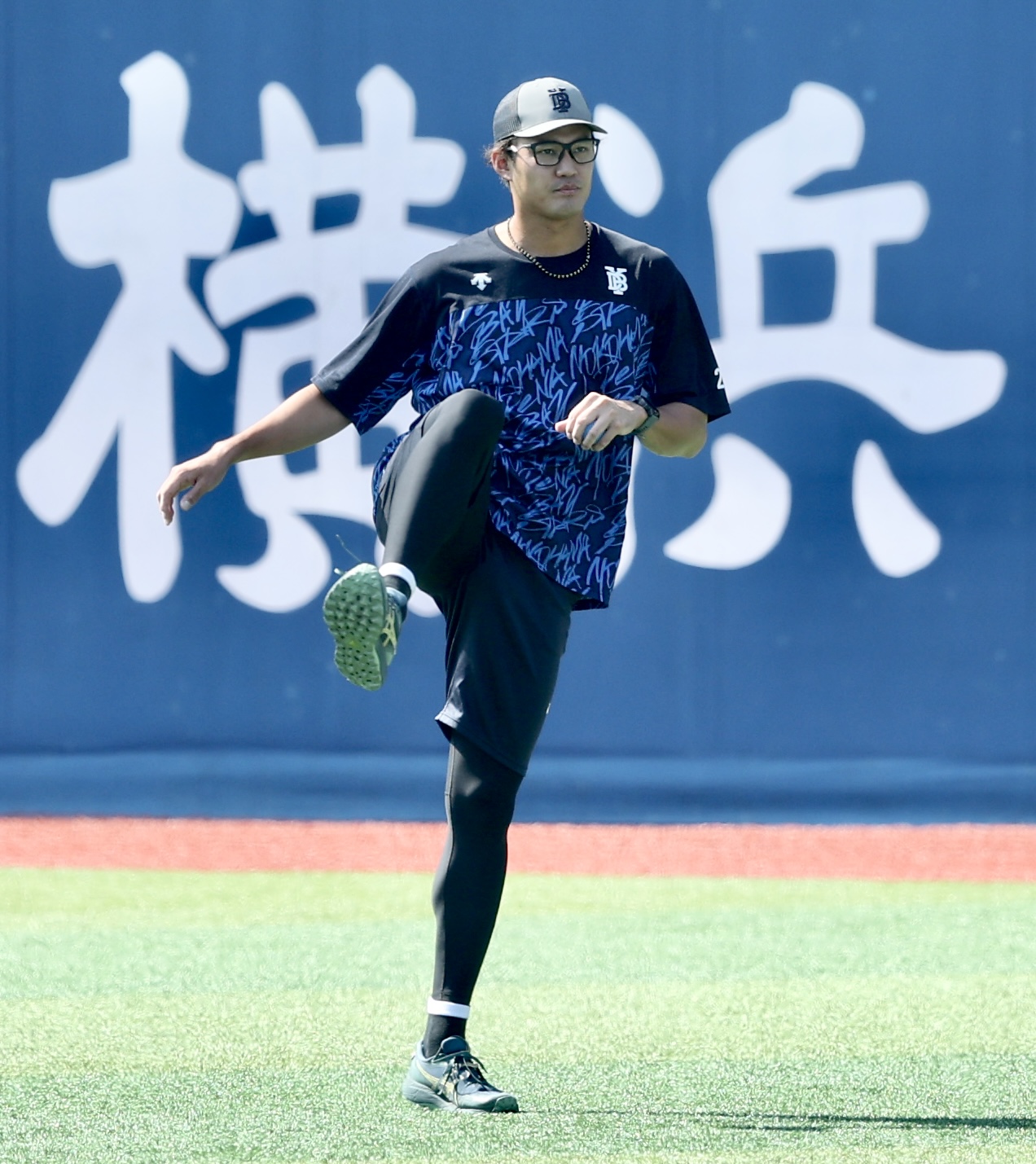 DeNA対中日　試合前、ウォーミングアップするDeNA藤浪（撮影・河田真司）