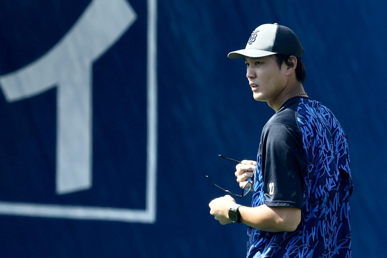 DeNA対中日　試合前、練習に臨むDeNA藤浪（撮影・河田真司）