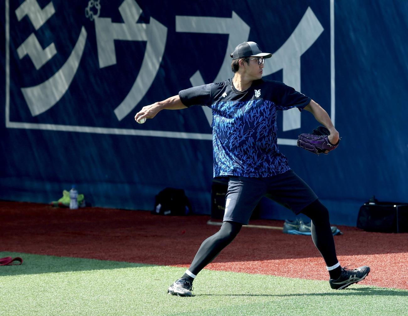 DeNA対中日　試合前、練習に臨むDeNA藤浪（撮影・河田真司）