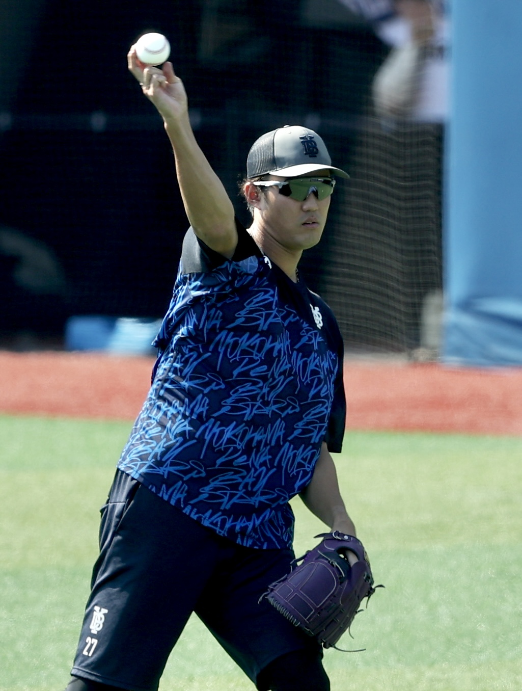DeNA対中日　試合前、キャッチボールするDeNA藤浪（撮影・河田真司）