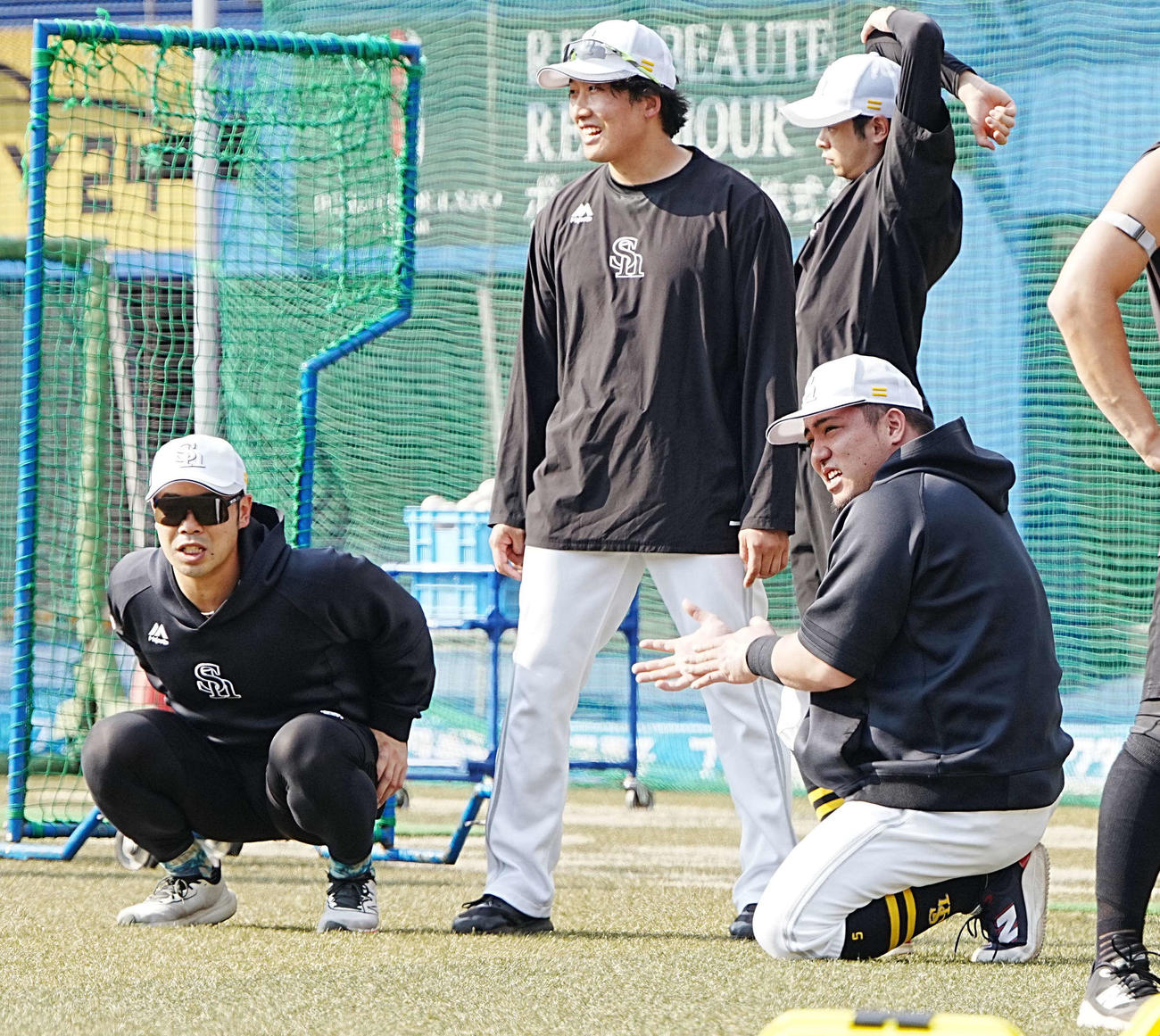 ロッテ対ソフトバンク　試合前の練習に臨むソフトバンク近藤（左）。右は山川（撮影・小沢裕）