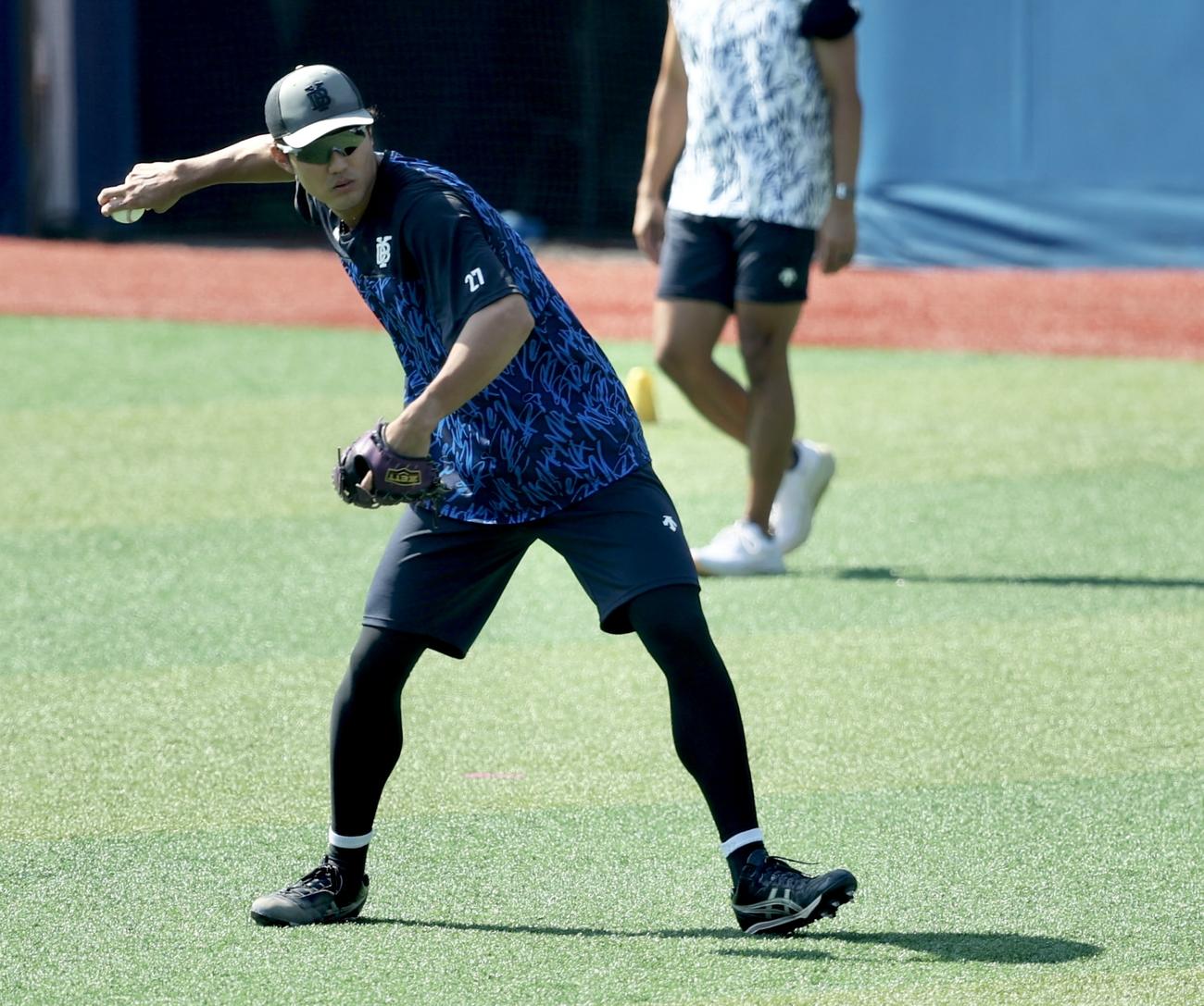 DeNA対中日　試合前、キャッチボールするDeNA藤浪（撮影・河田真司）