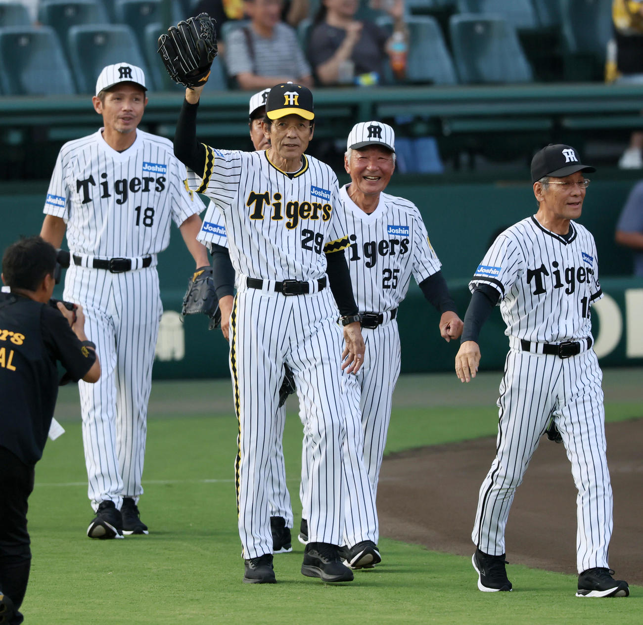 阪神対巨人　「タイガースOBによるファーストピッチセレモニー」に参加し場内1周する左から野田浩司氏、中西清起氏、江本孟紀氏、山本和行氏、上田二朗氏（撮影・加藤哉）