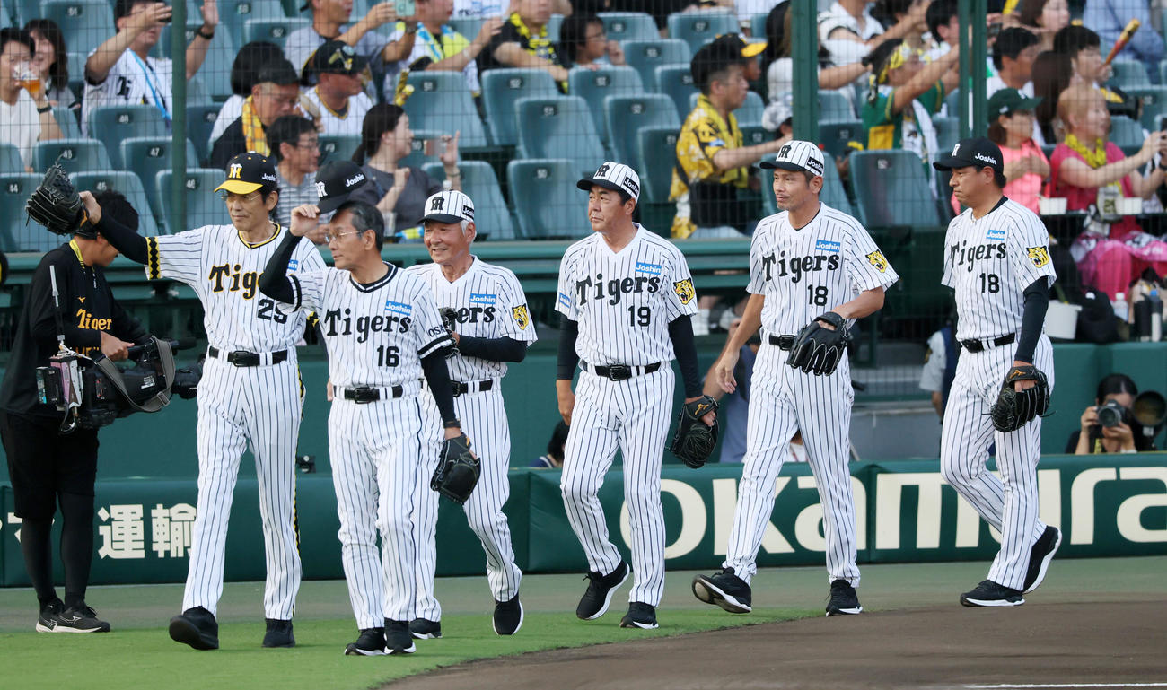 阪神対巨人　「タイガースOBによるファーストピッチセレモニー」に参加し場内1周する左から江本孟紀氏、上田二朗氏、山本和行氏、中西清起氏、野田浩司氏、藪恵壹氏（撮影・加藤哉）
