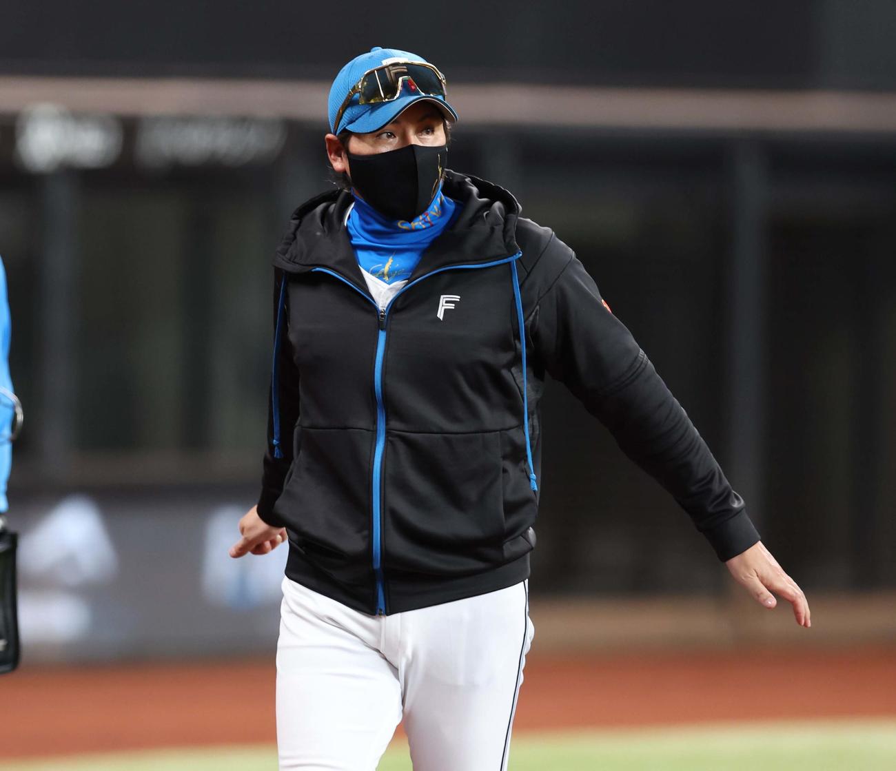 日本ハム対楽天　投手交代を告げる新庄監督（撮影・黒川智章）