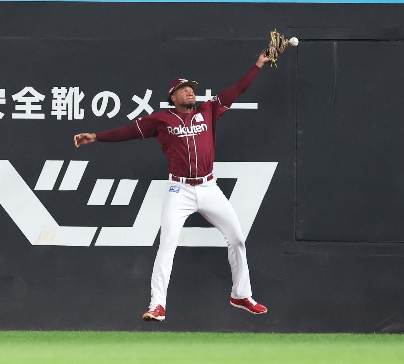 日本ハム対楽天　1回裏日本ハム無死、水谷の打球を落とすゴンザレス（撮影・黒川智章）