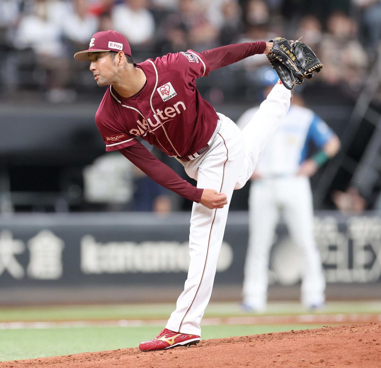 日本ハム対楽天　5回に登板の加治屋（撮影・黒川智章）
