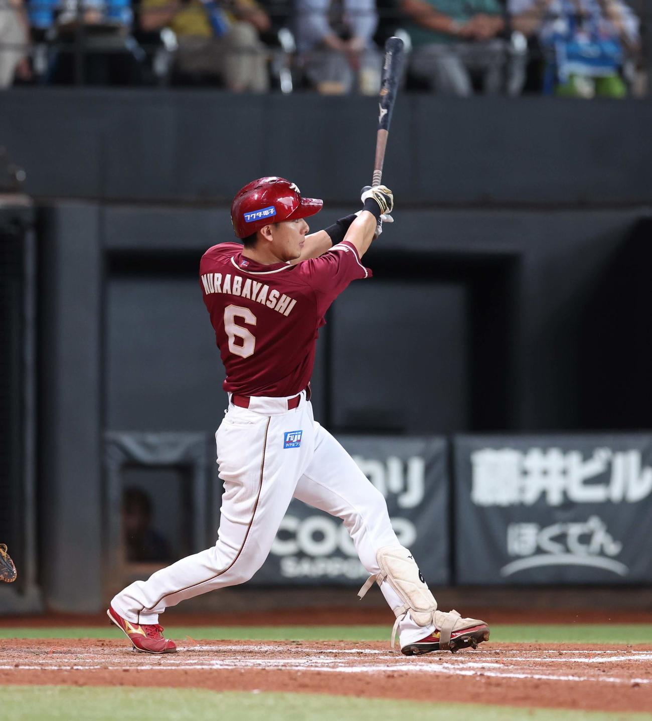 日本ハム対楽天　8回表楽天2死一、三塁、左翼線に適時二塁打を放つ小深田（撮影・黒川智章）
